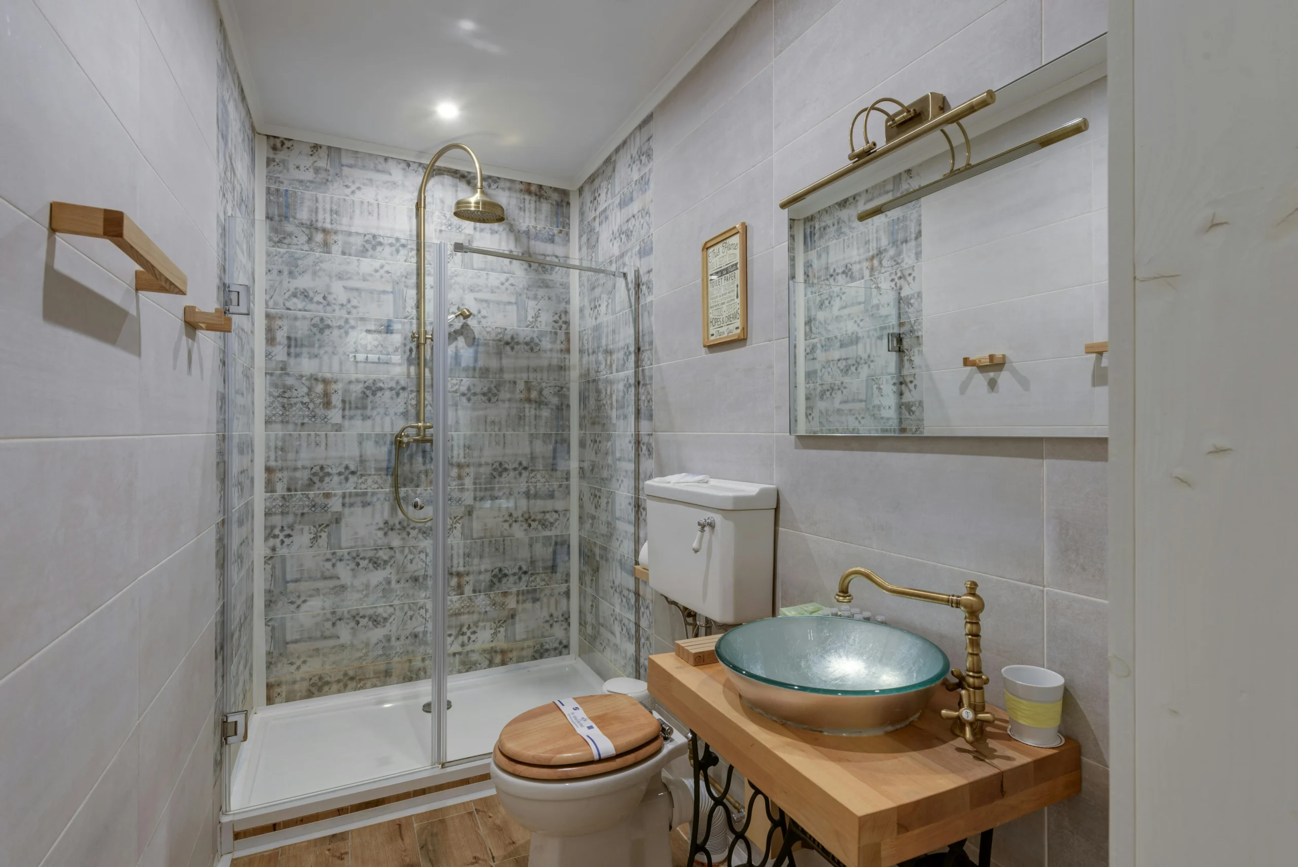 Baño Vintage con Ducha y Lavabo de Vidrio Esmerilado