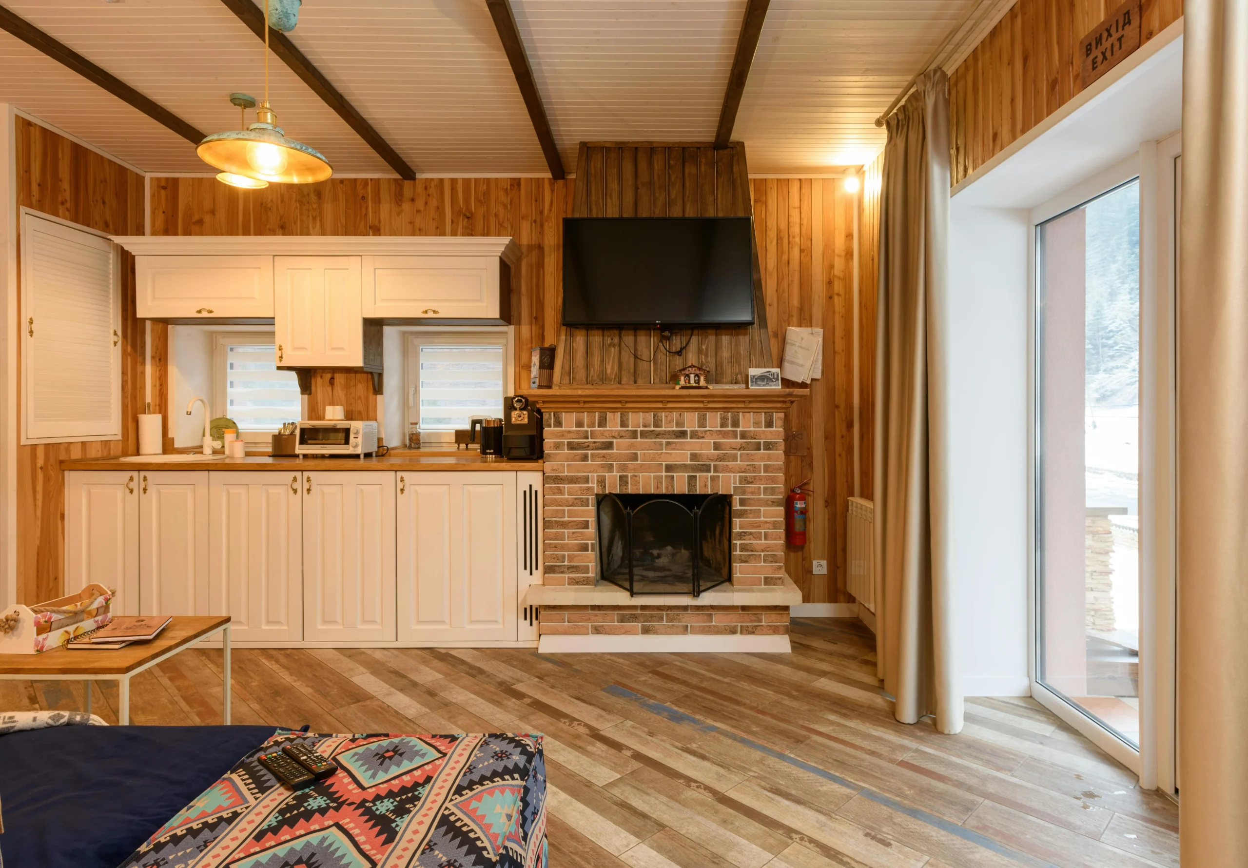 Cocina y Salón Integrado con Chimenea de Ladrillo