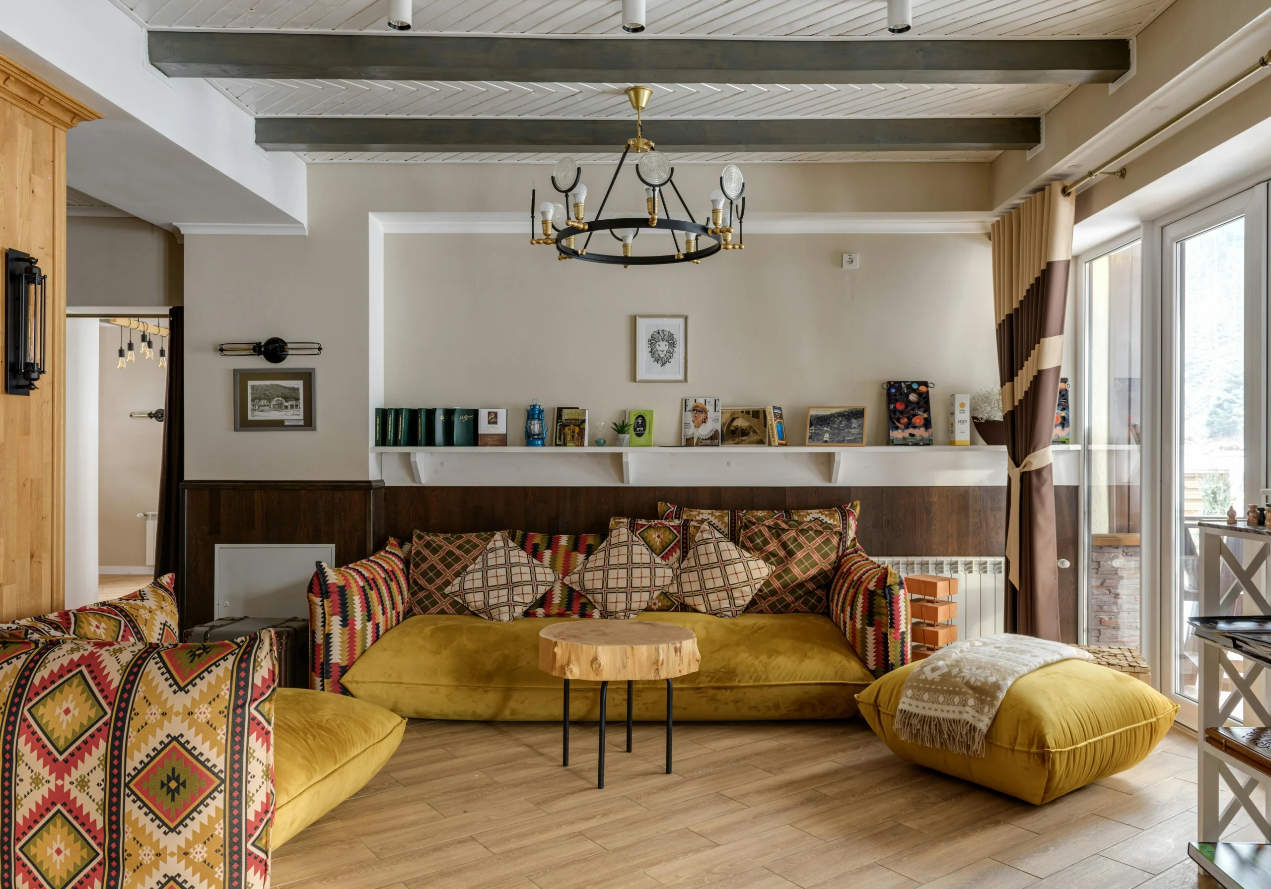 Salón Bohemio con Sofá Mostaza y Cojines Étnicos