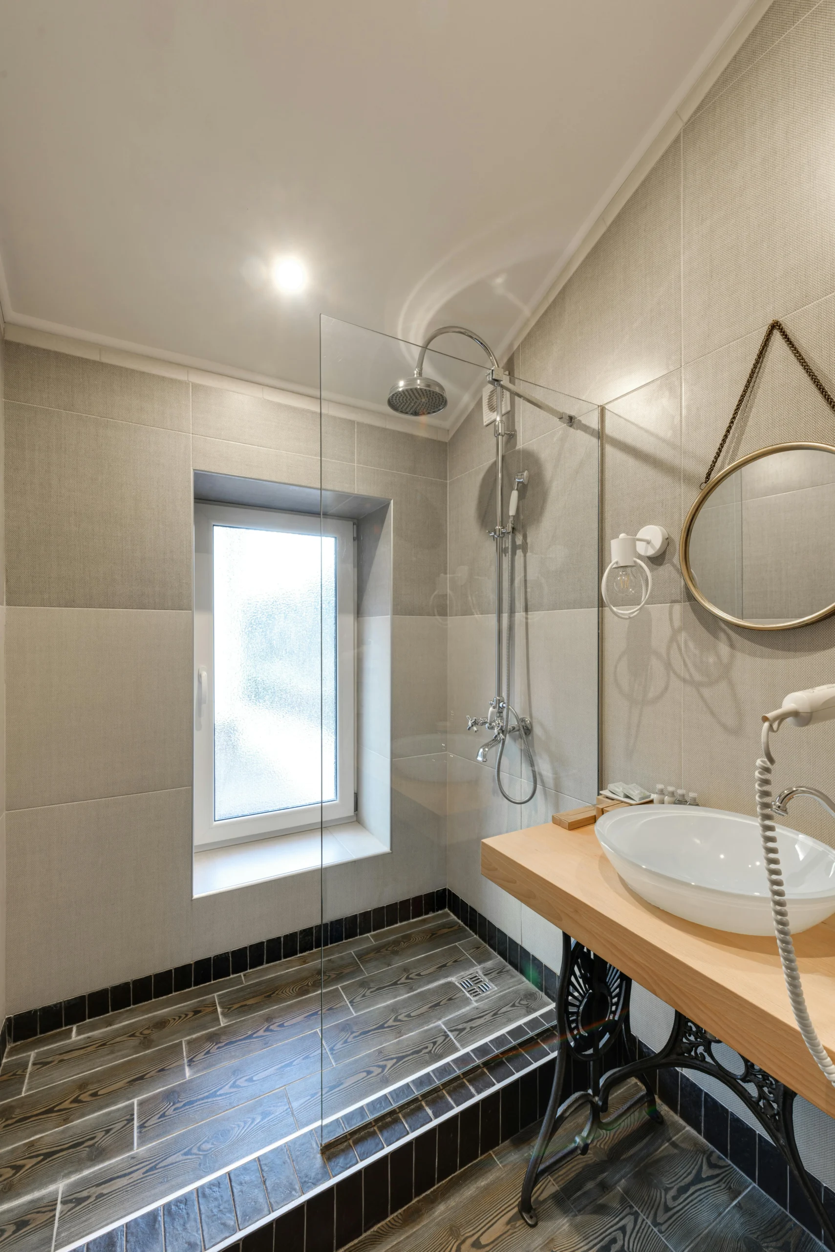 Baño Minimalista con Ducha a Ras de Suelo