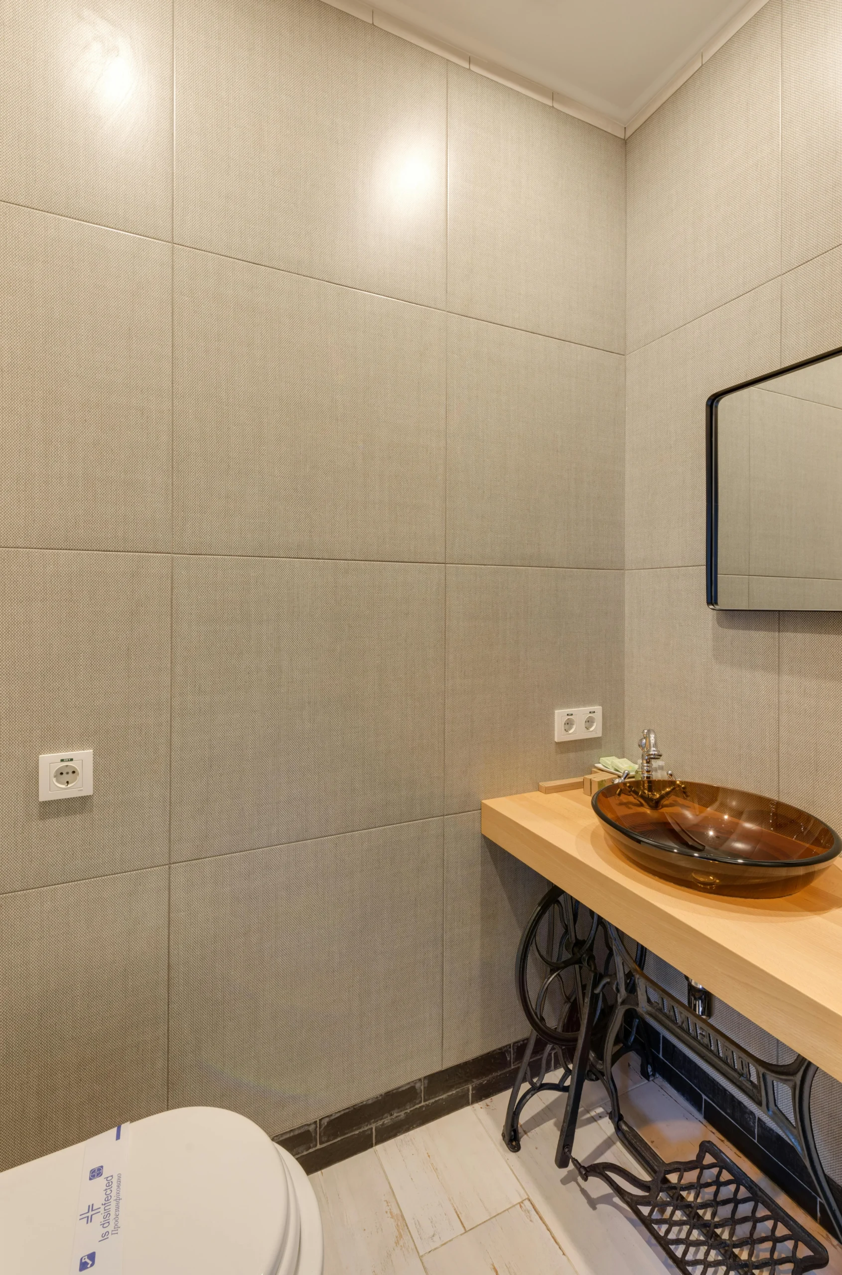 Baño Vintage con Lavabo Ámbar