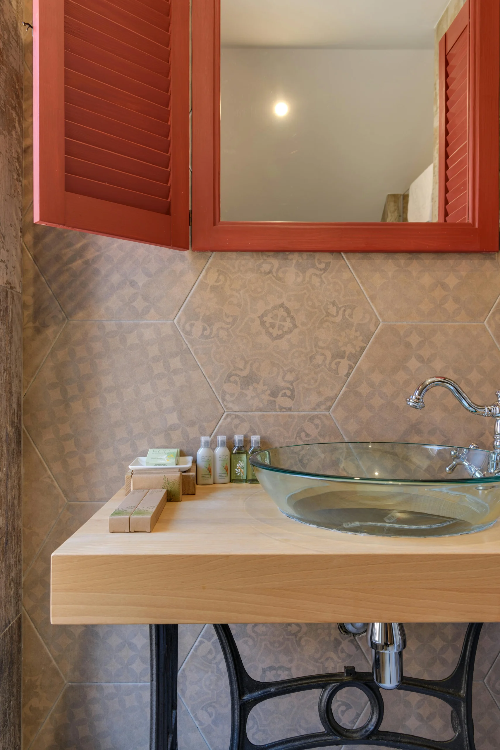 Baño Ecléctico con Encimera de Madera, Base de Hierro Forjado y Acentos Terracota