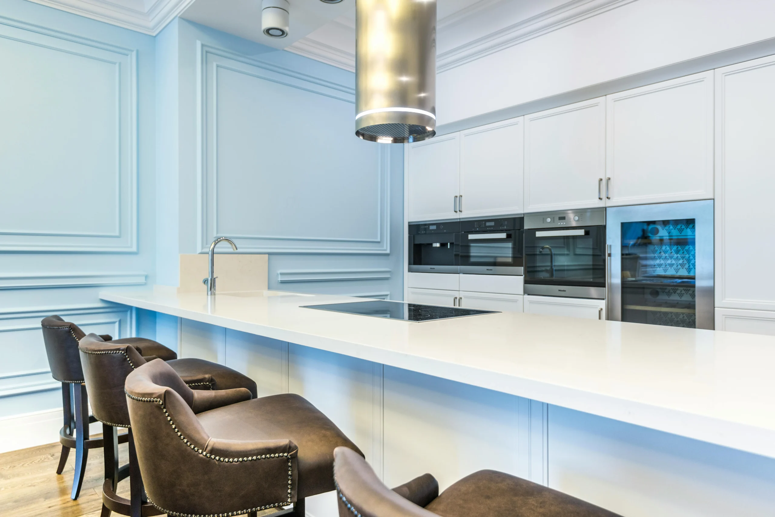 Cocina Clásico–Contemporáneo en Blanco y Azul Pastel