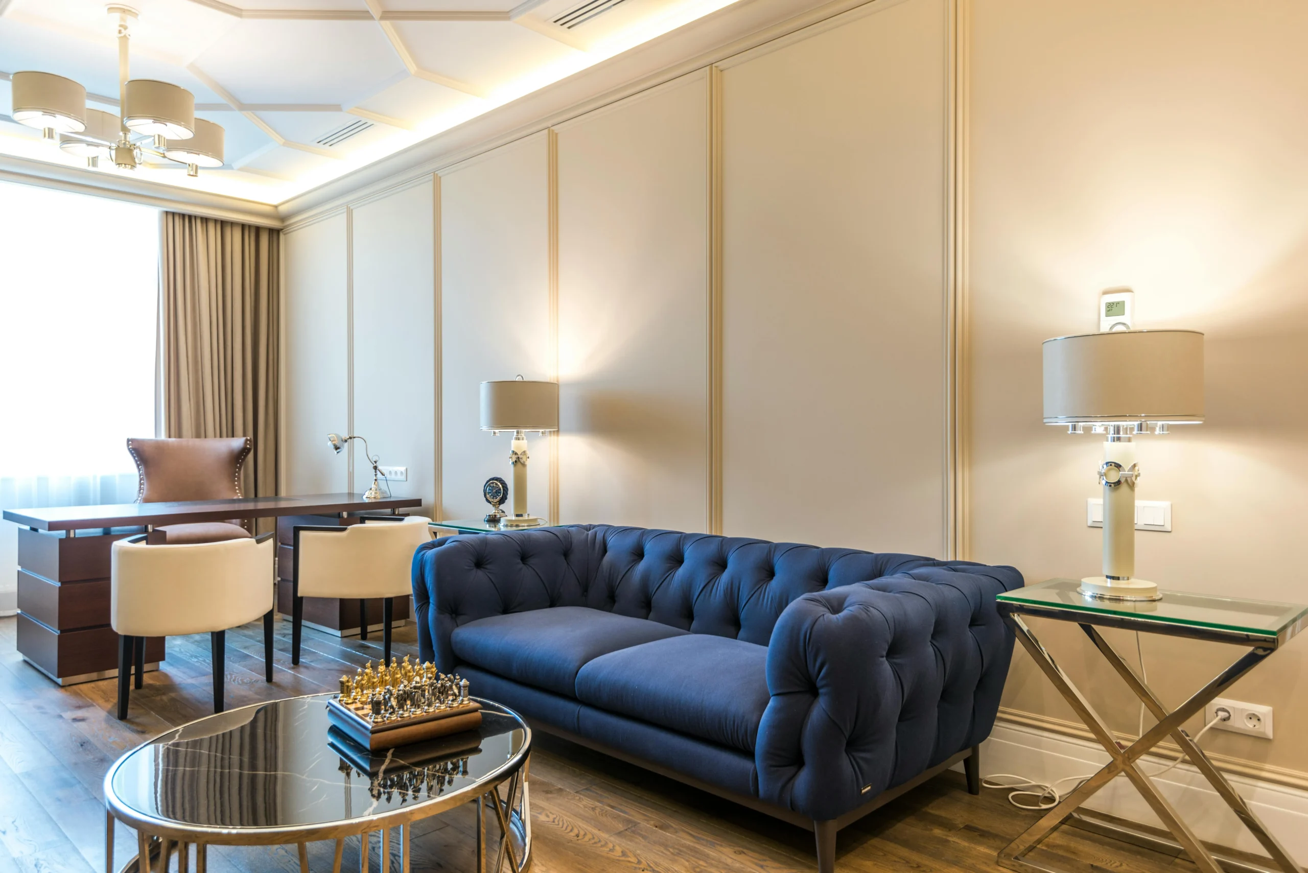 Sala-Despacho con Sofá Azul y Escritorio de Madera Oscura