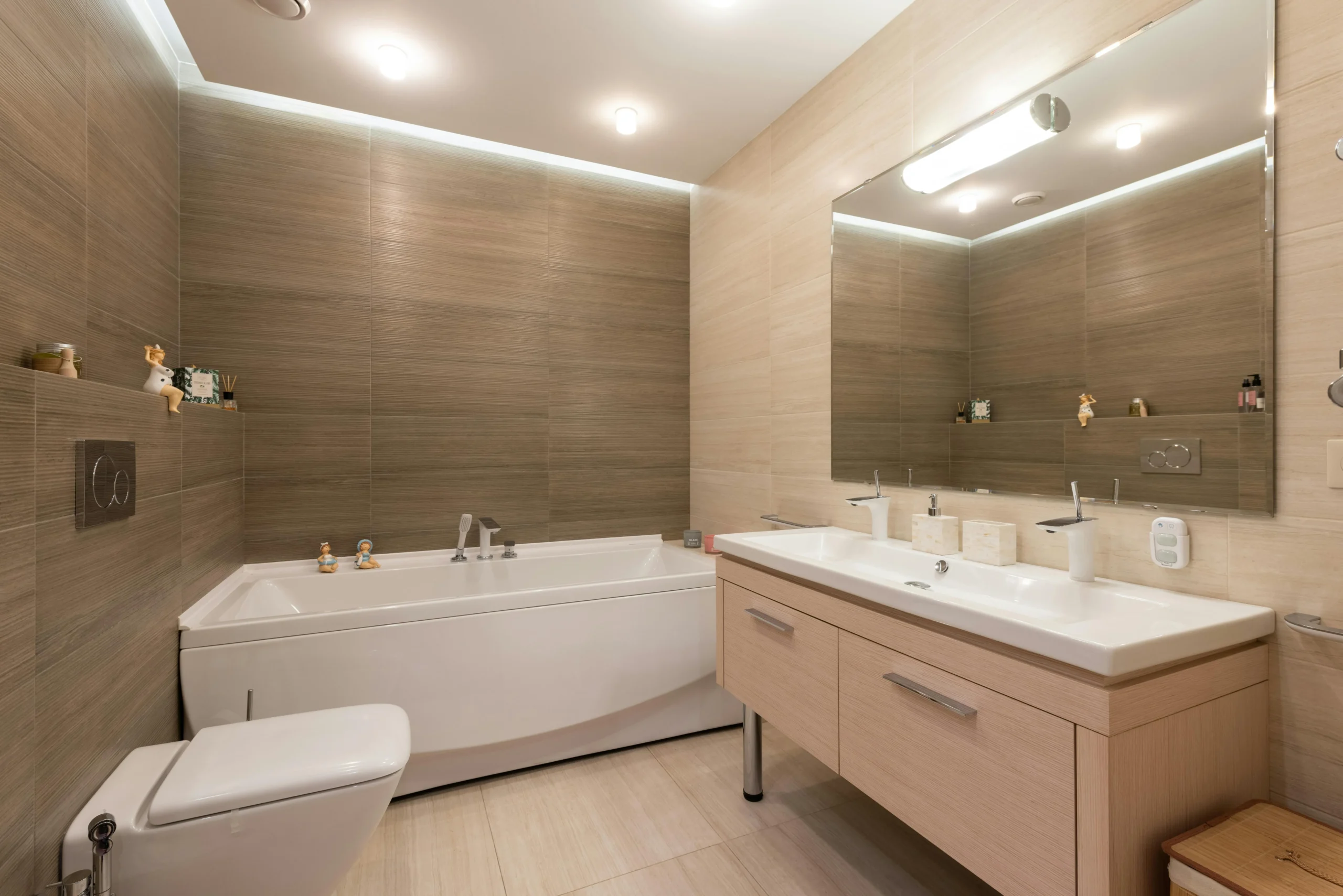 Baño Minimalista en Blanco y Gris con Iluminación Decorativa