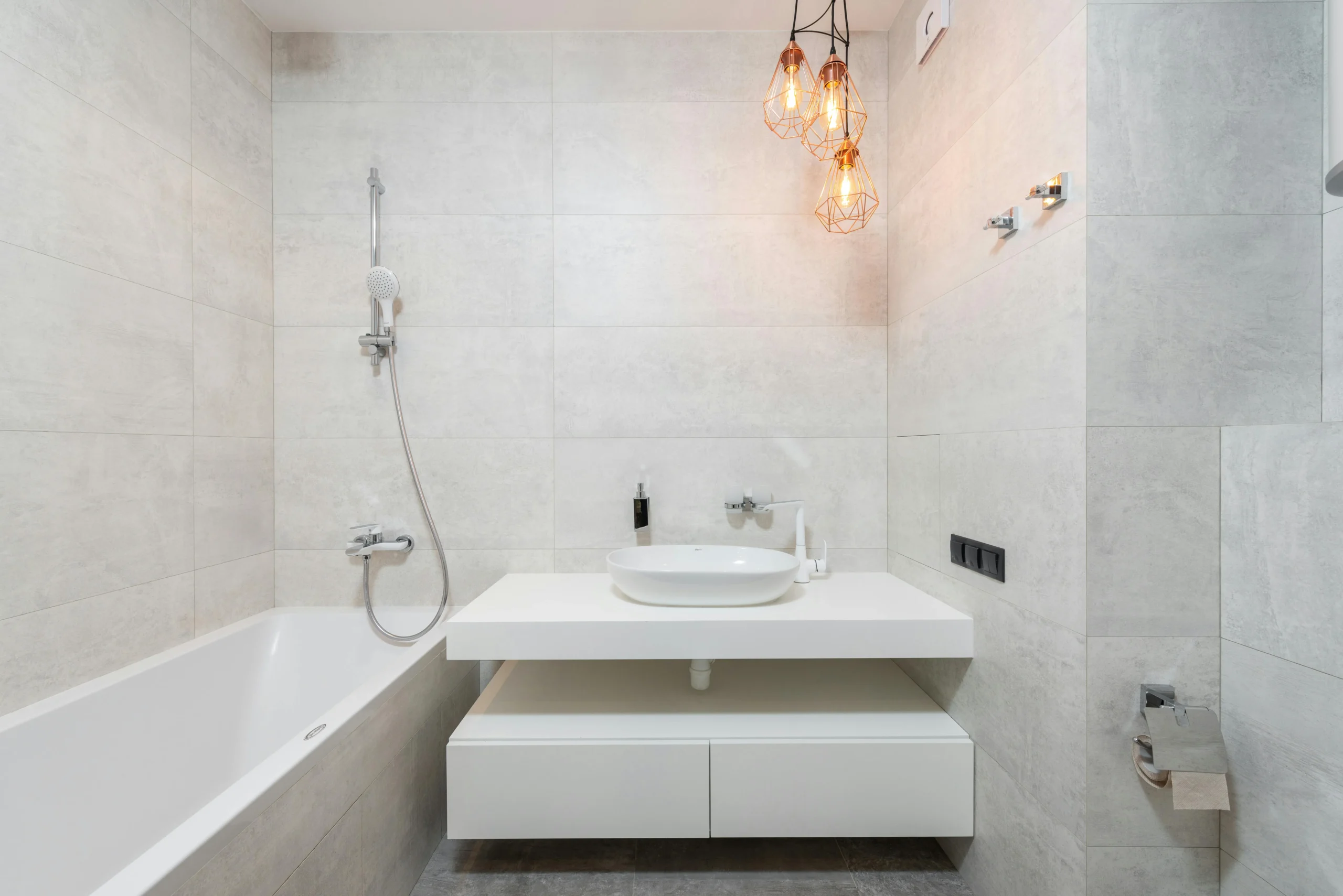 "Loft In Light" — Valencia Baño Minimalista en Blanco y Gris con Luminarias Colgantes