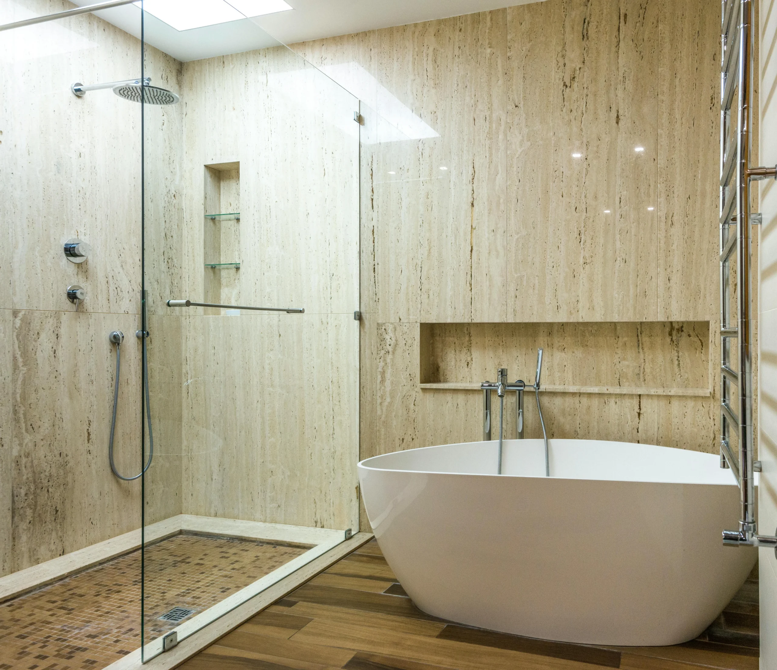 Baño de Lujo en Mármol Travertino con Bañera Exenta
