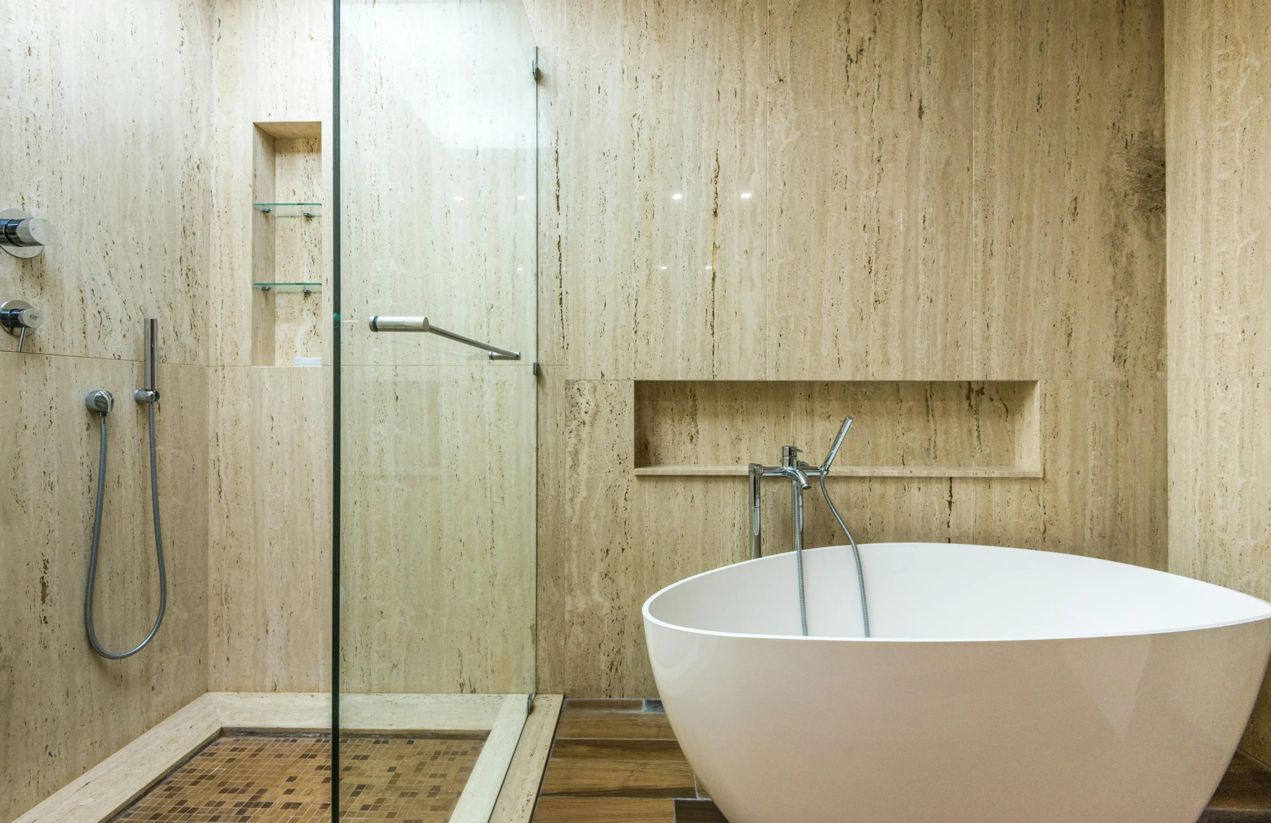 Baño Spa en Mármol Travertino con Ducha y Bañera Independiente