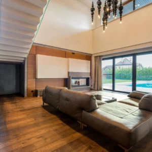 Salón de Doble Altura con Vistas a Piscina y Zona de Comedor