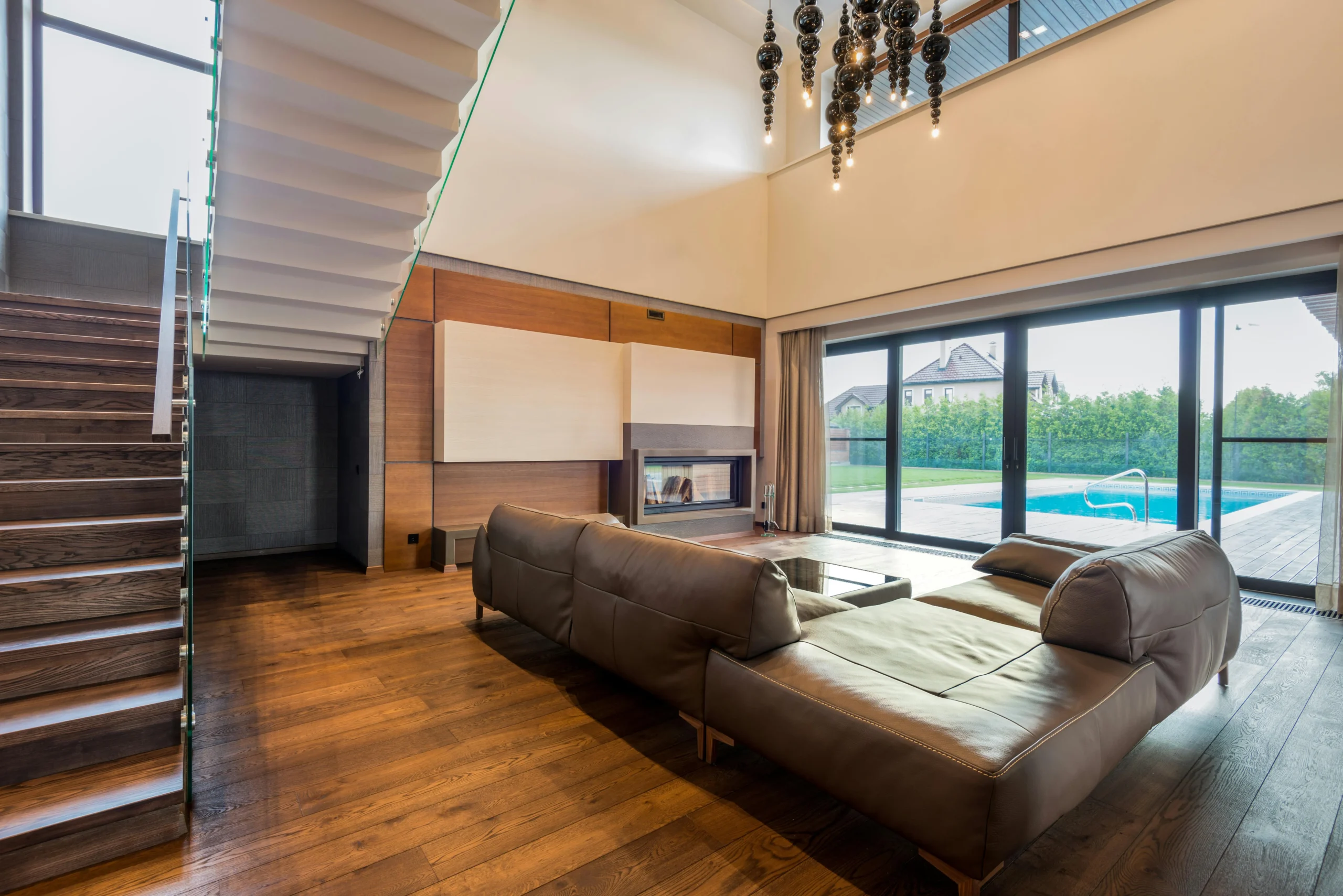 Salón de Doble Altura con Vistas a Piscina y Zona de Comedor