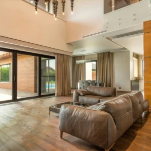 Salón de Doble Altura con Vistas a Piscina y Zona de Comedor