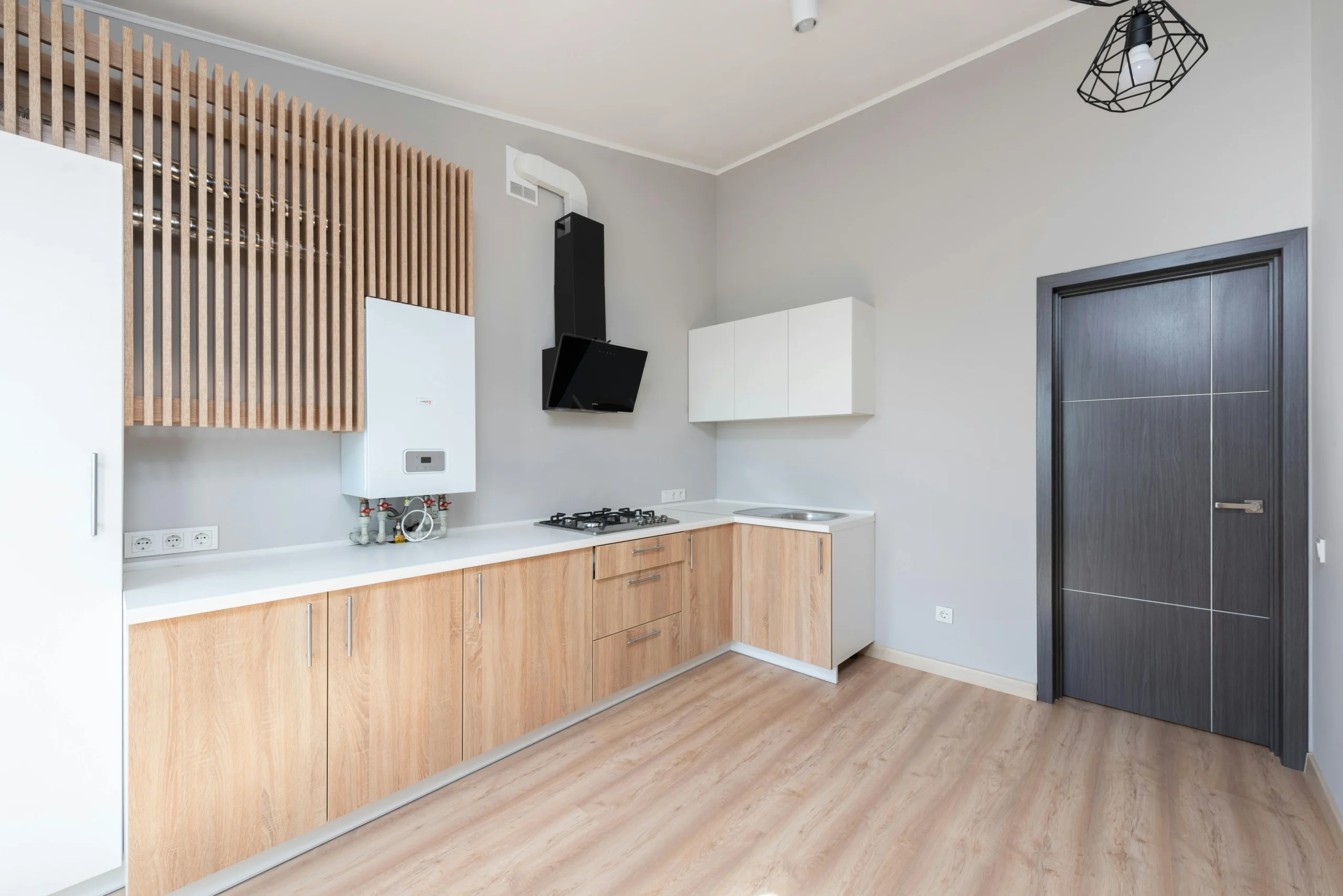 Cocina minimalista en madera clara y gris suave