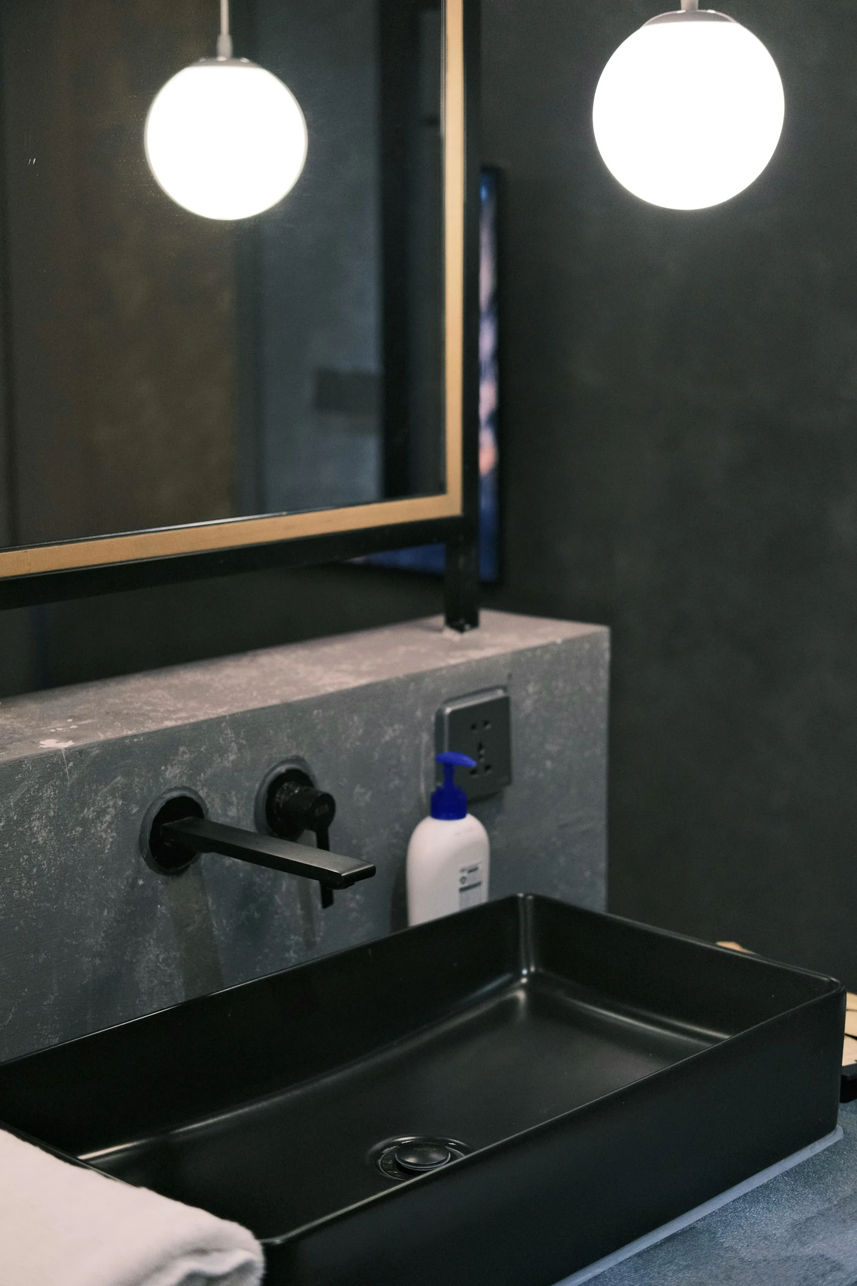 "Déco Pop Loft " — Madrid Lavabo negro sobre encimera de piedra gris con grifería negra