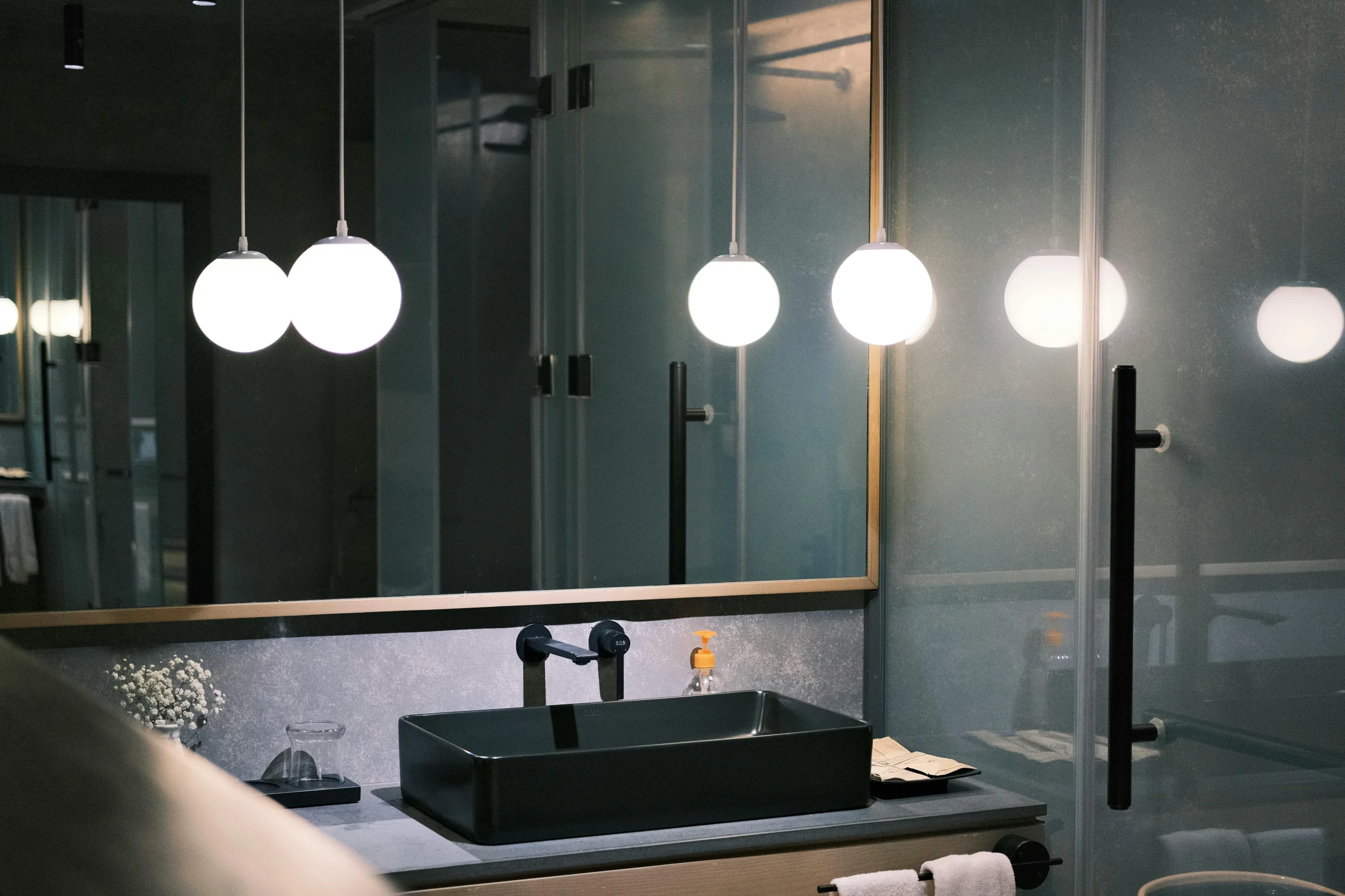 "Déco Pop Loft " — Madrid Baño moderno con lavabo negro y espejo retroiluminado