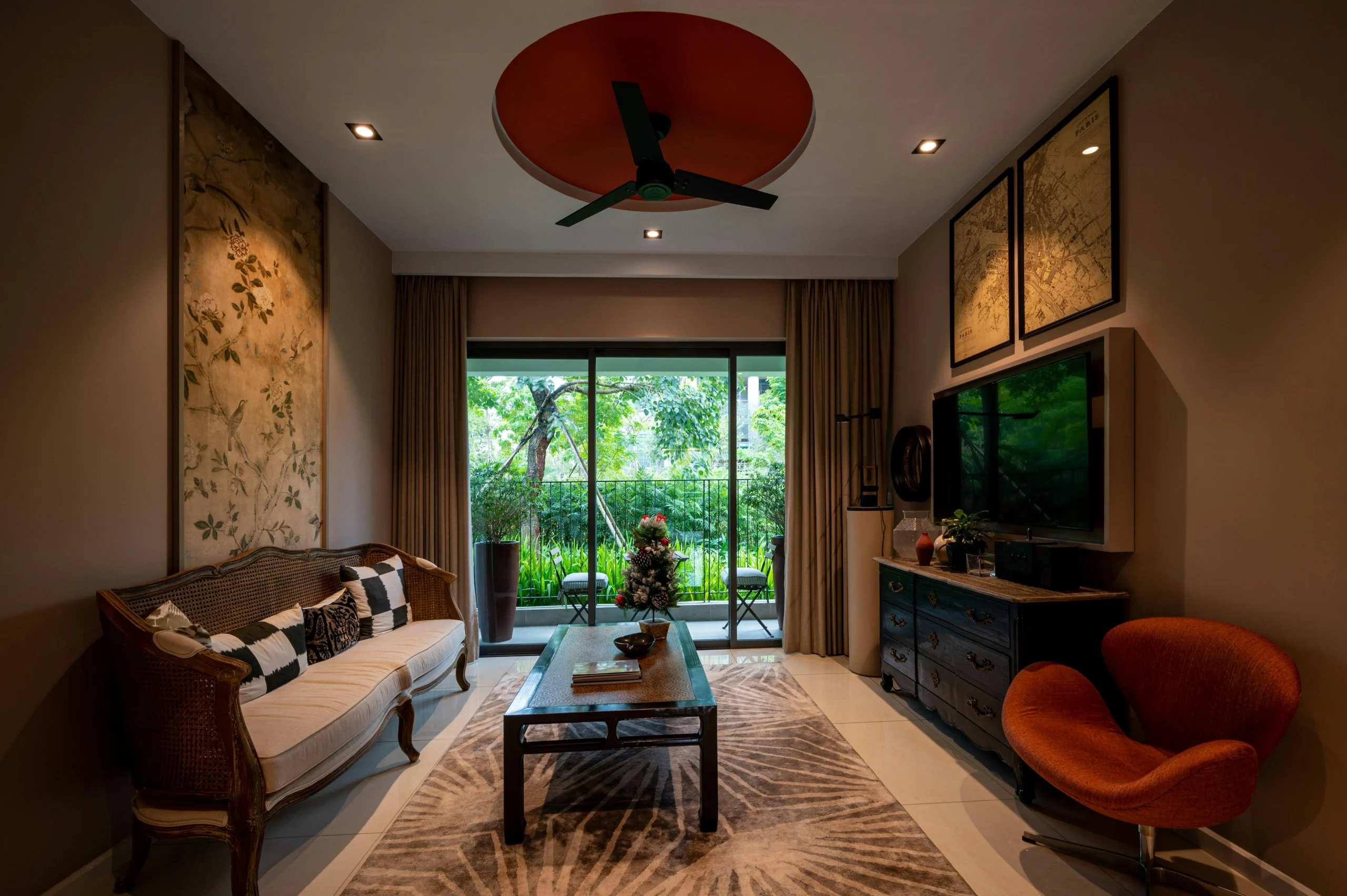 Sala contemporánea con acentos cálidos y vista al jardín