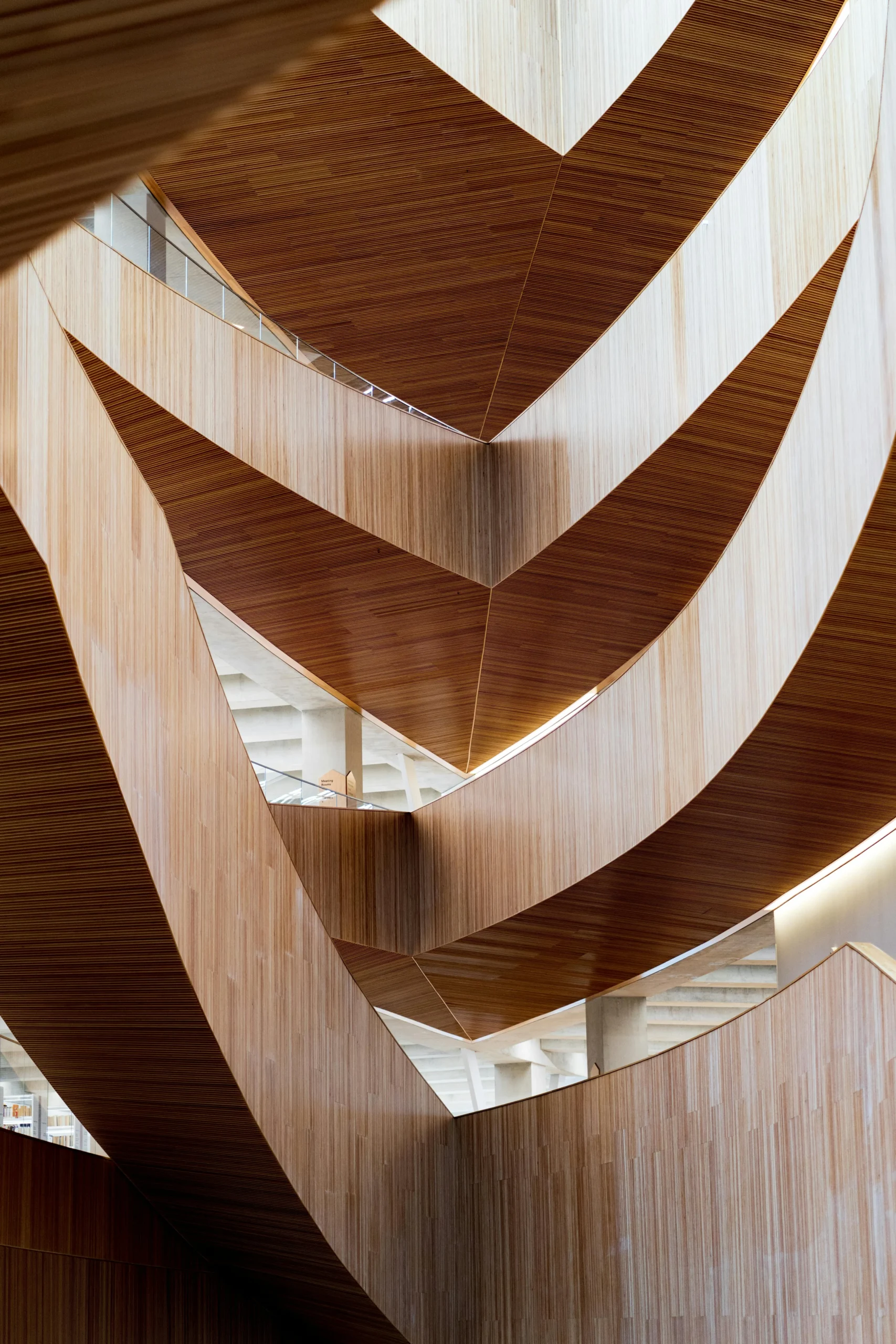 Escaleras escultóricas en madera con diseño contemporáneo