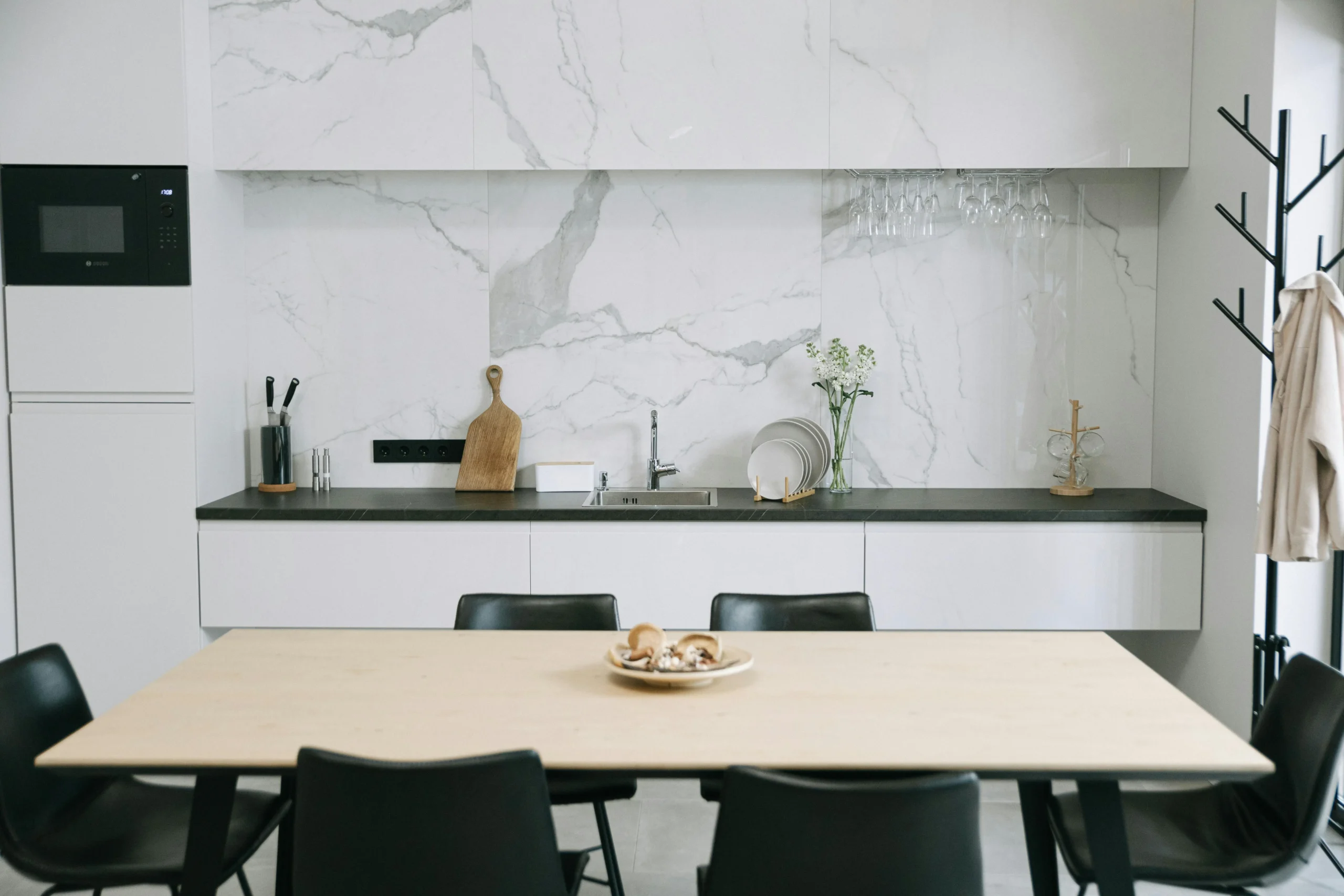 “Energy Building, Marbella” — Málaga Cocina minimalista con mármol y mobiliario blanco
