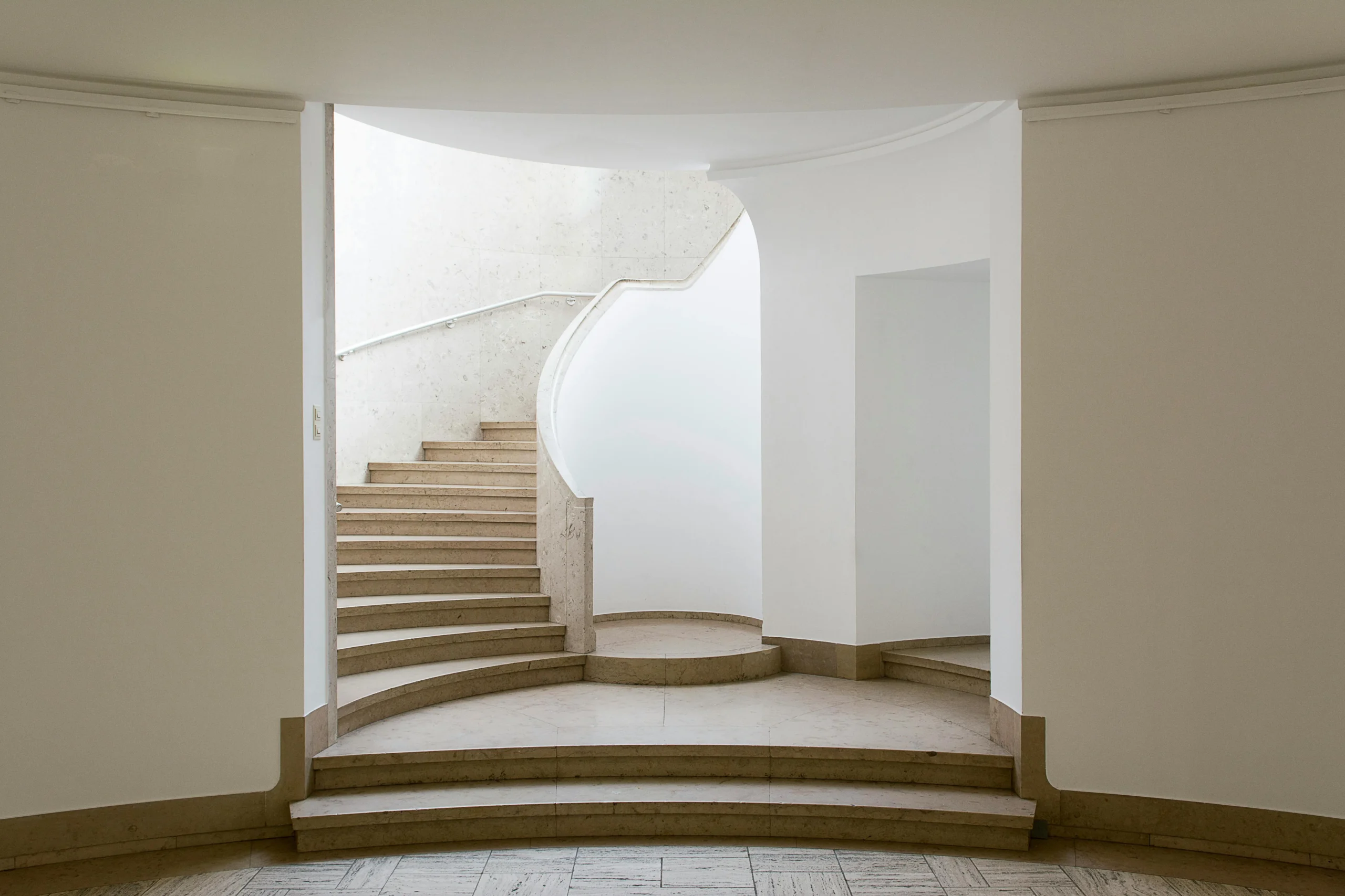 Escalera curva en piedra natural con diseño minimalista
