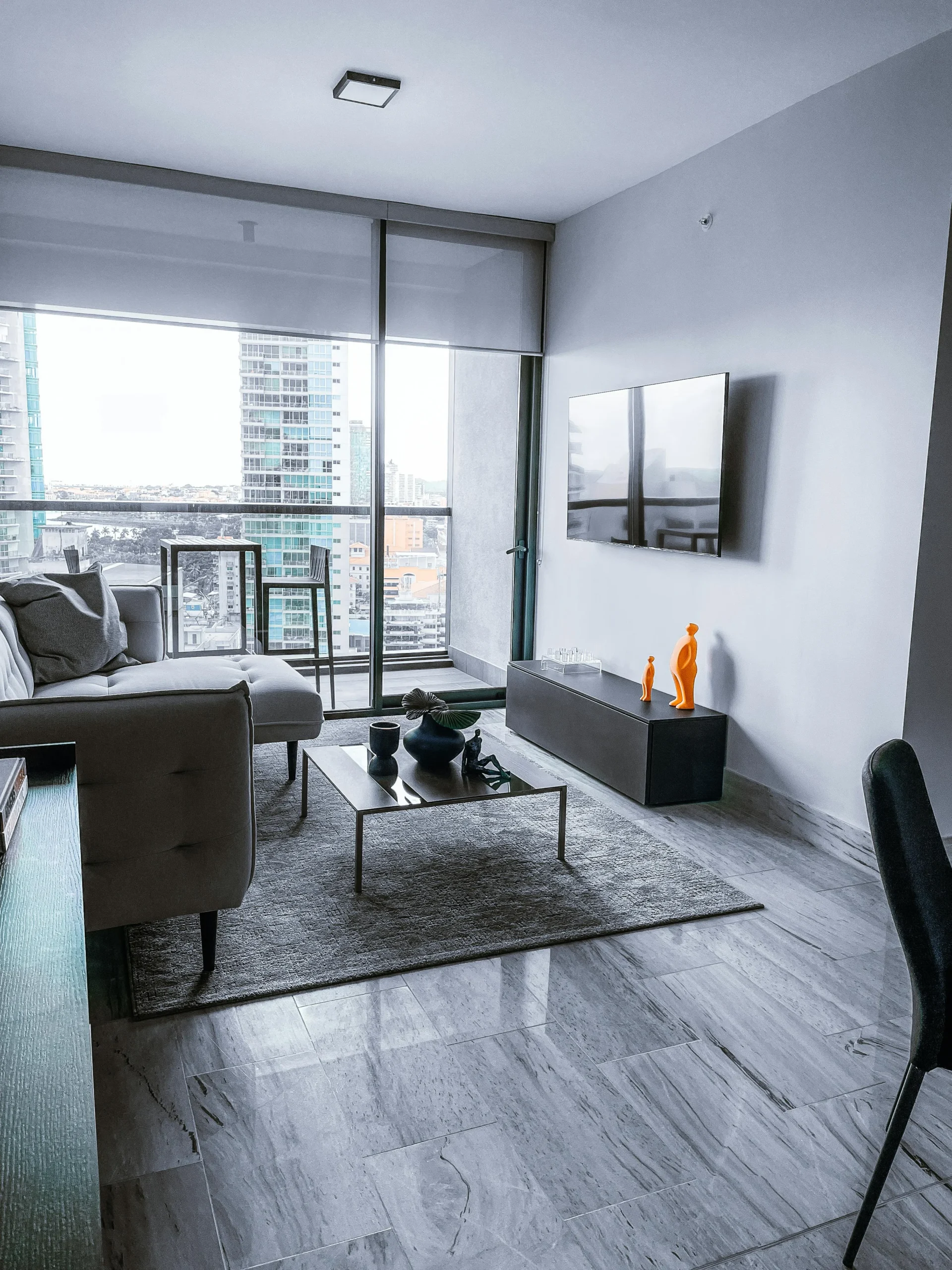 Salón minimalista con vistas panorámicas y acentos decorativos