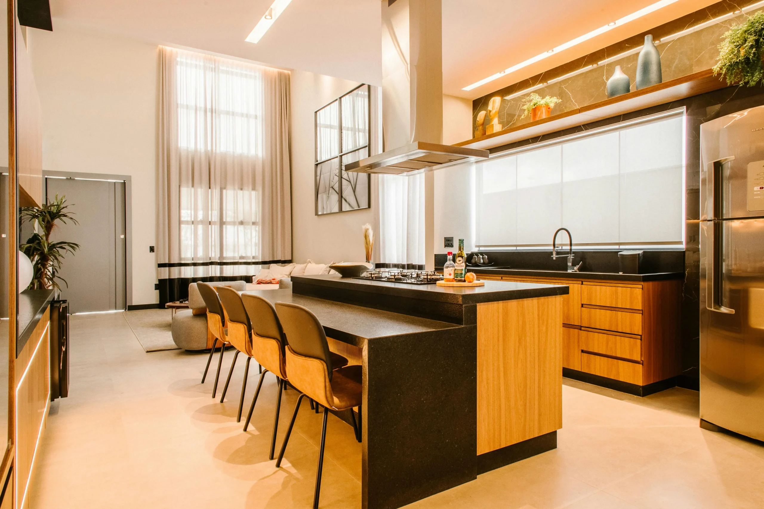 Cocina con isla en madera clara y encimera negra