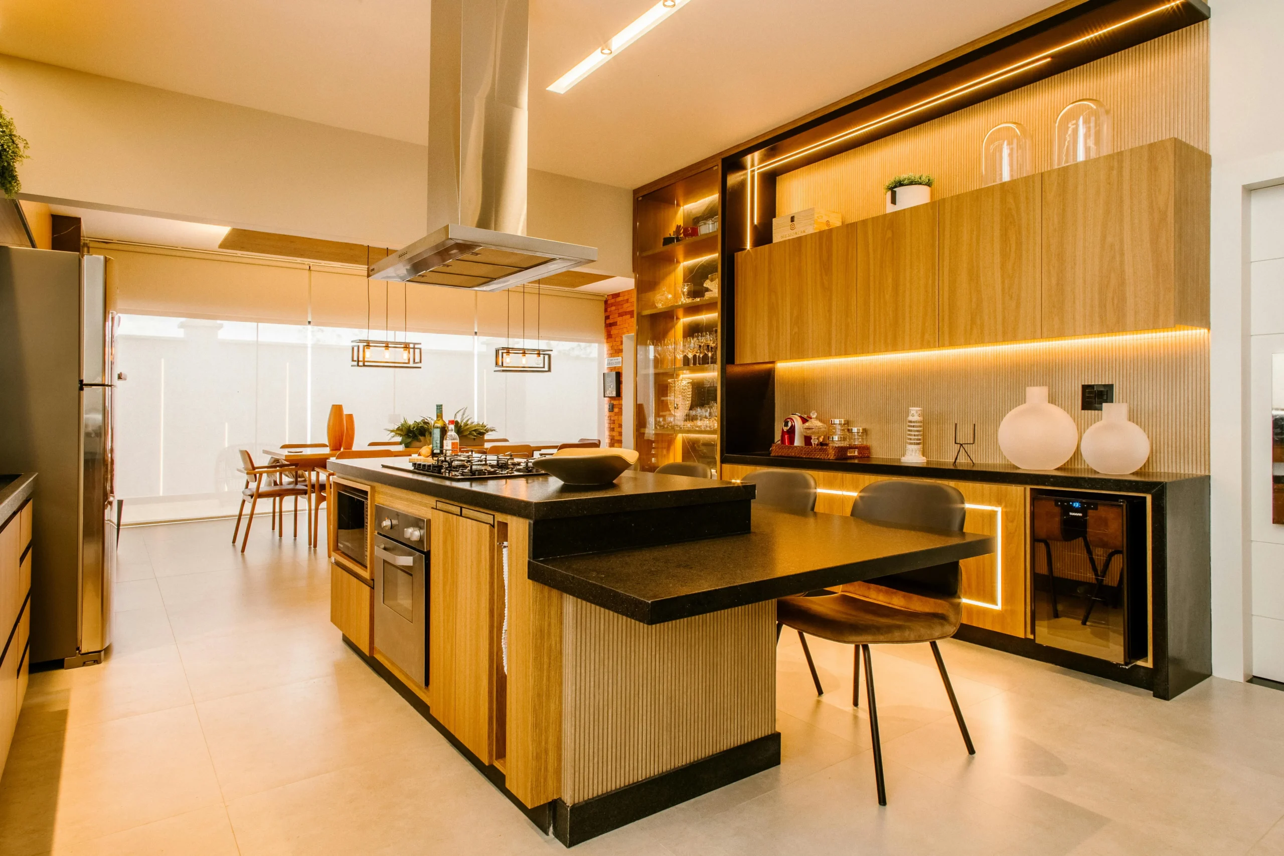 Dikigai LookBook_IMG380 Cocina contemporánea con iluminación integrada y acabados cálidos