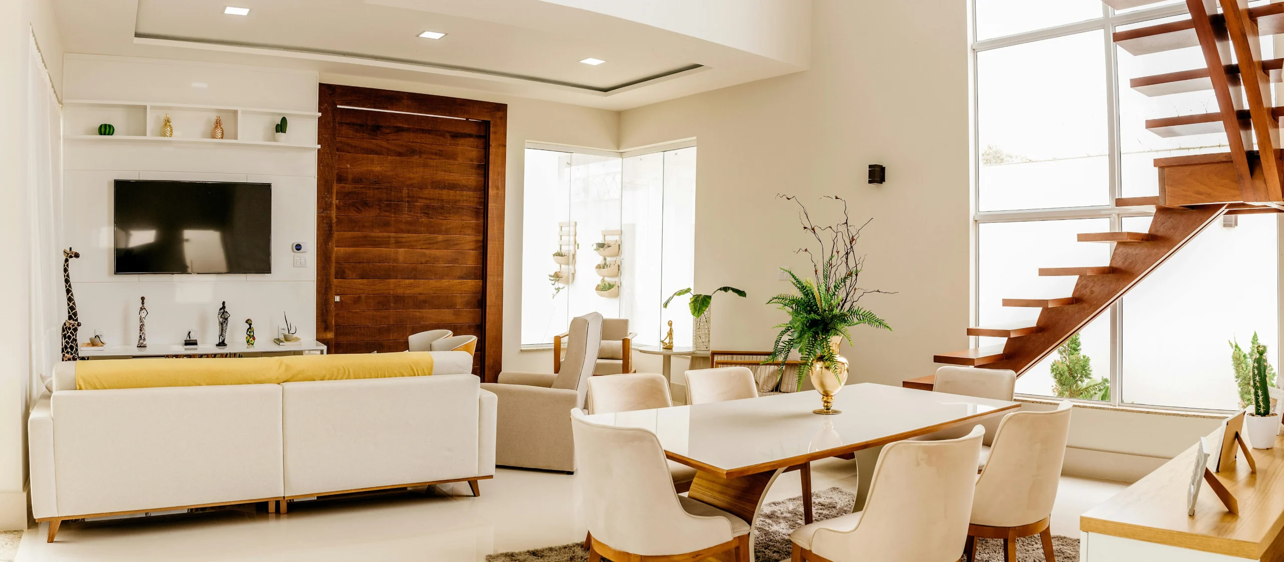 Comedor Contemporáneo con Madera y Luz Natural