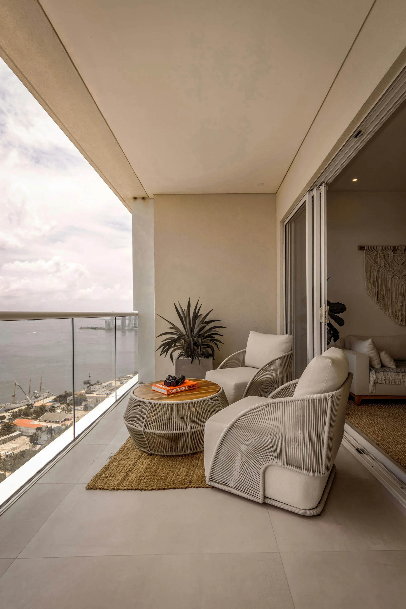 Terraza Moderna con Mobiliario de Cuerda y Vista al Mar