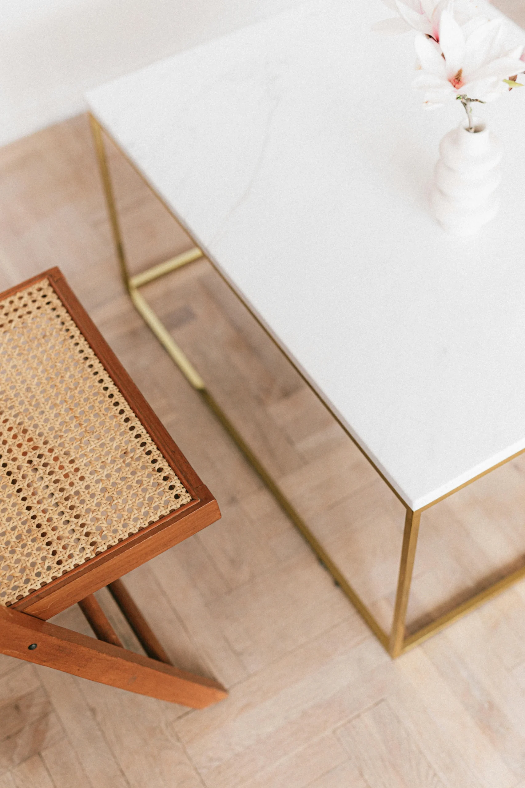 Detalle de Mesa de Mármol Blanco y Silla de Mimbre