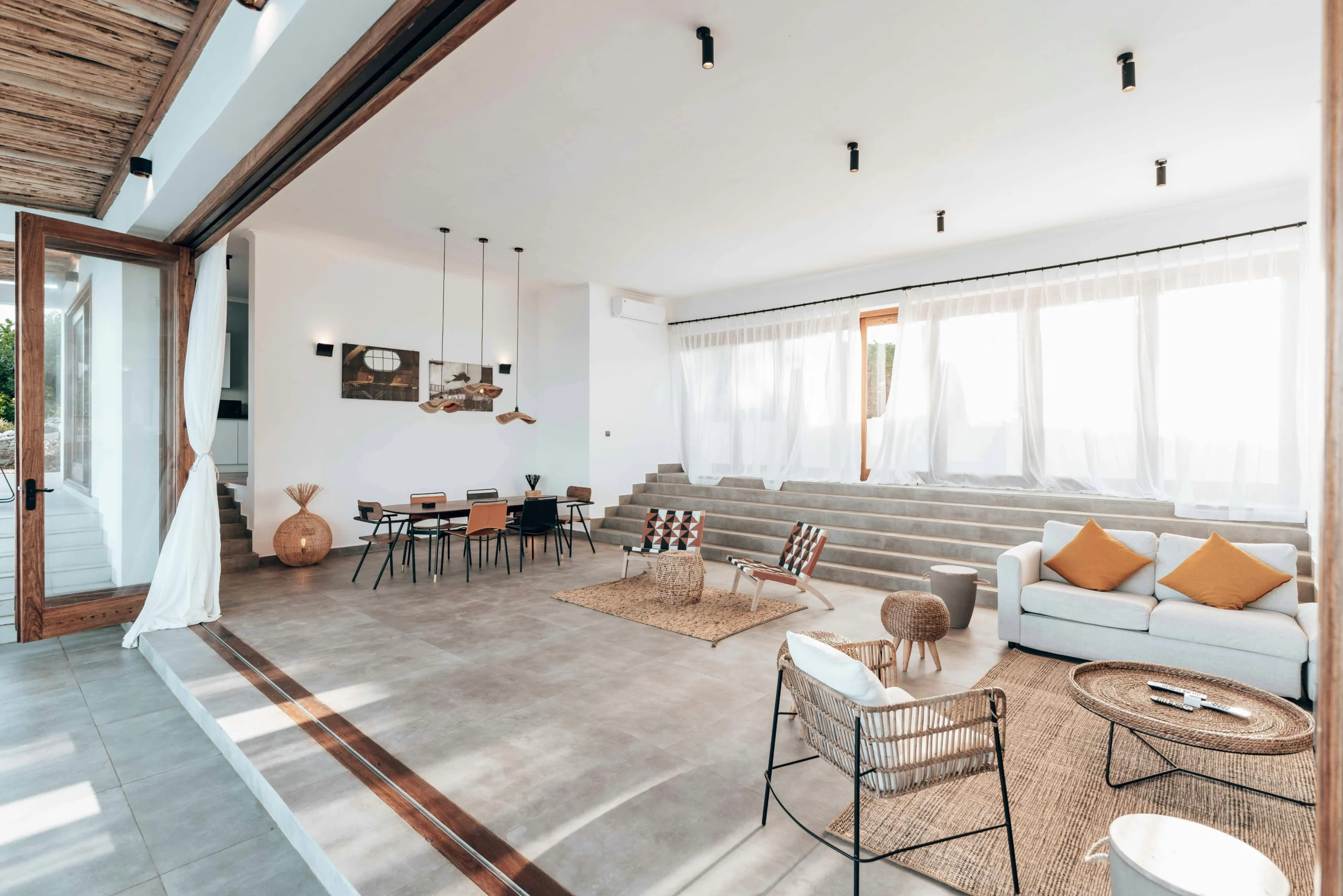 Sala de estar mediterránea con planta abierta y luz natural