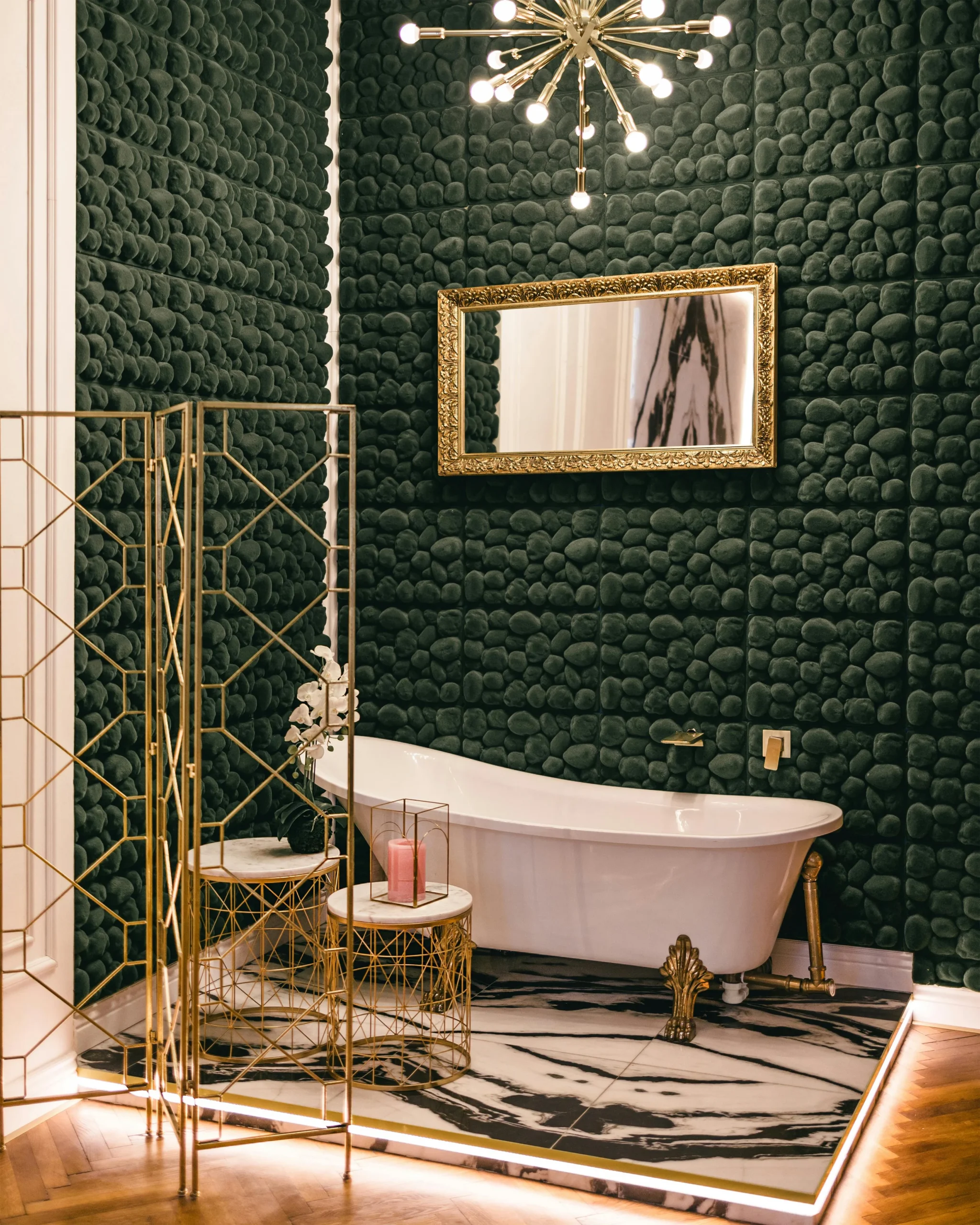 Baño de Lujo Ecléctico con Pared Texturizada y Detalles Dorados