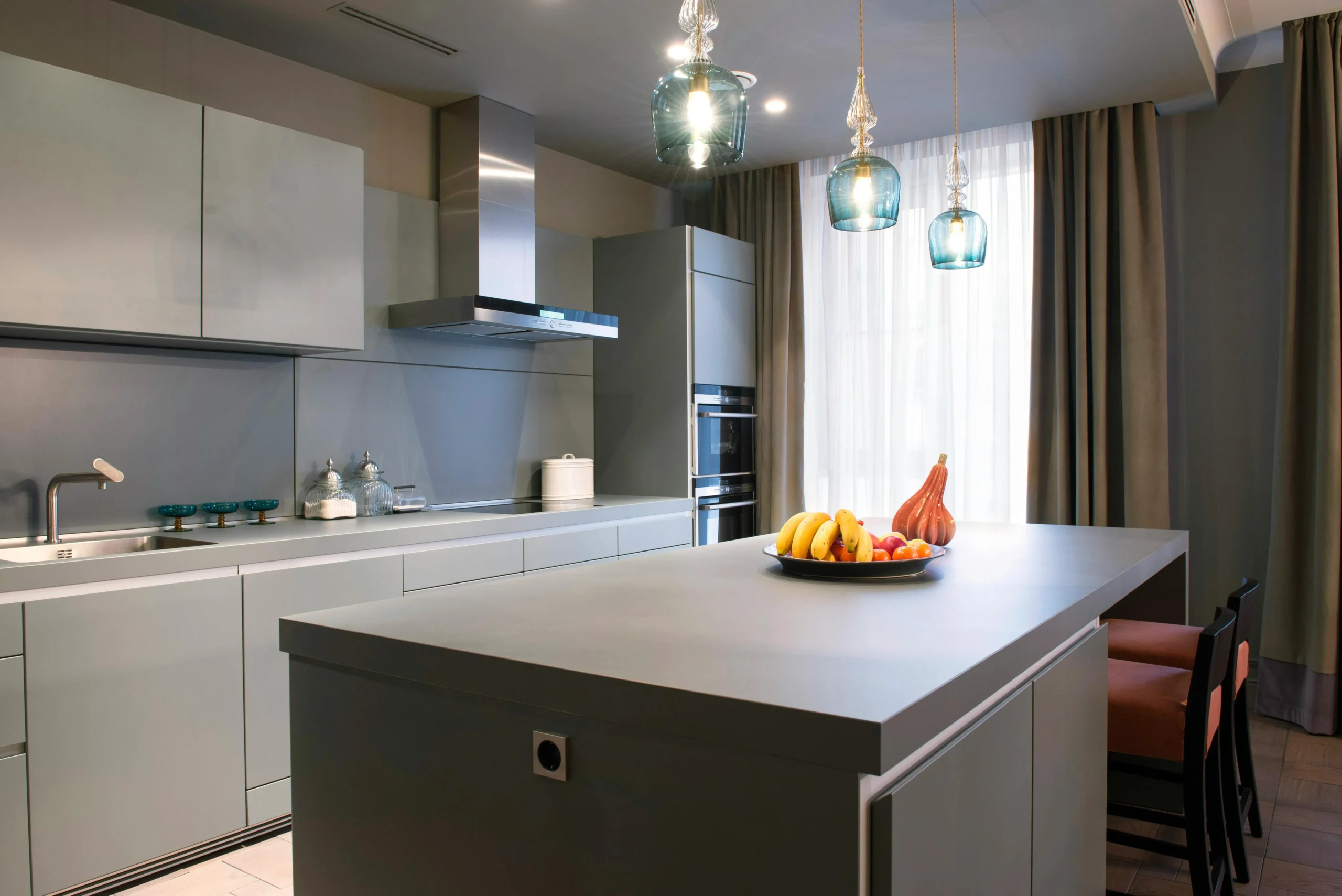Dikigai LookBook_IMG399 Cocina minimalista en gris mate con isla central