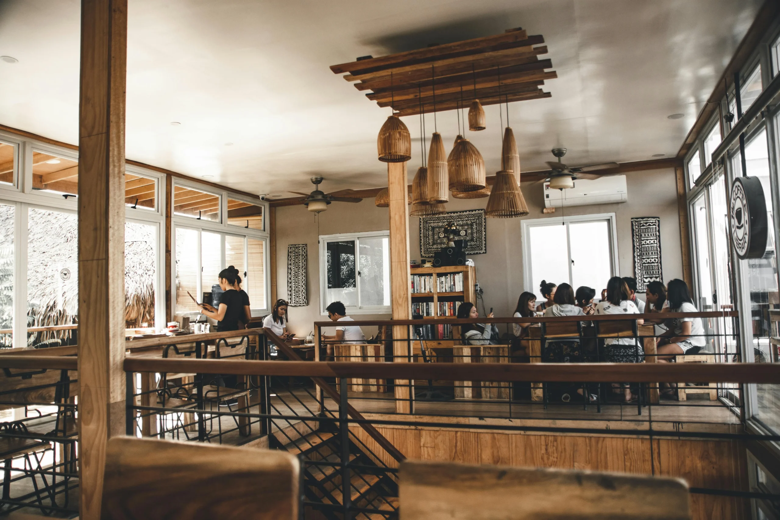 Cafetería de Estilo Rústico Contemporáneo con Lámparas de Ratán y Mobiliario de Madera Natural