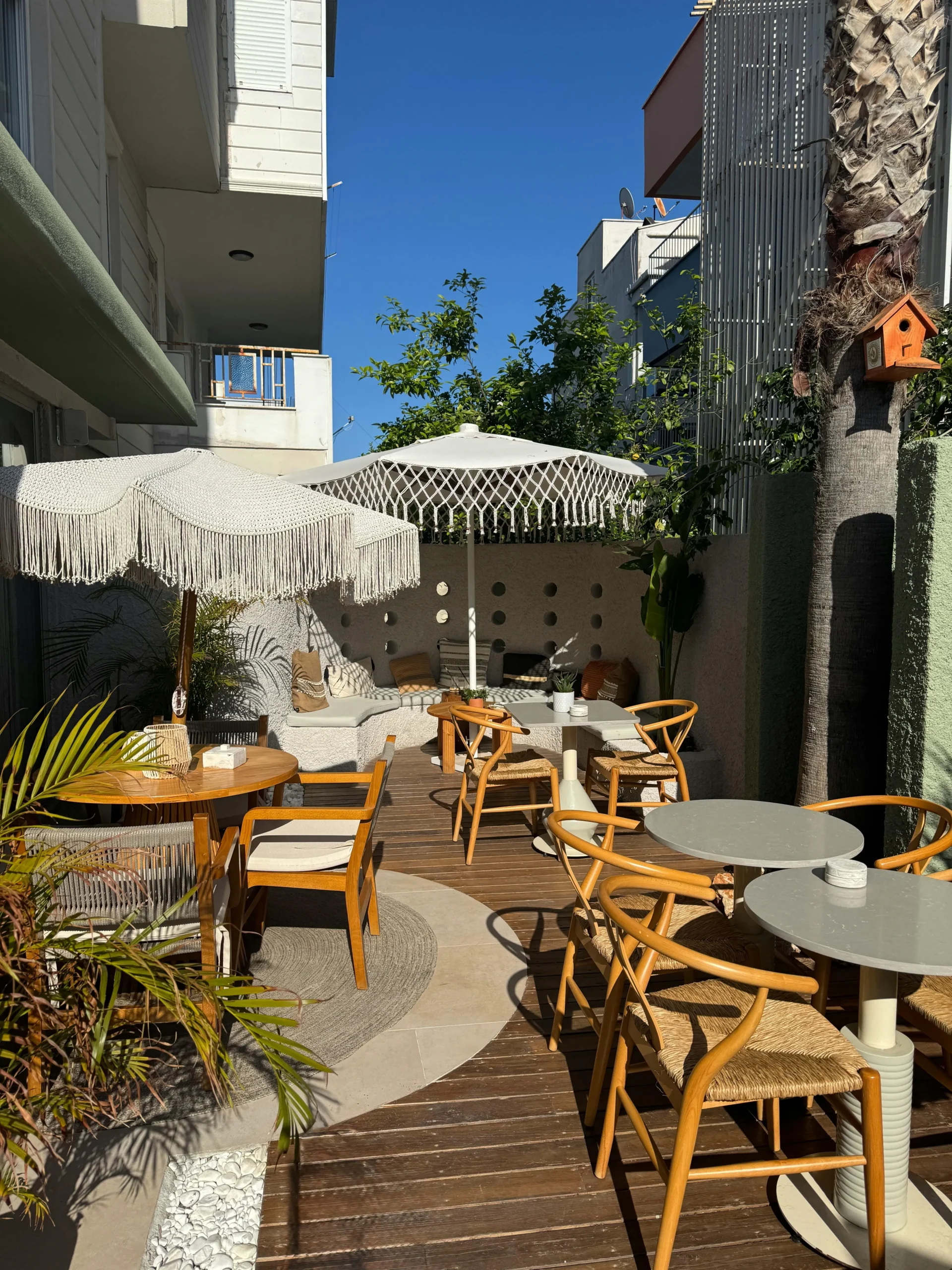 Terraza Mediterránea Rustic Chic con Sillas de Mimbre y Deck de Madera