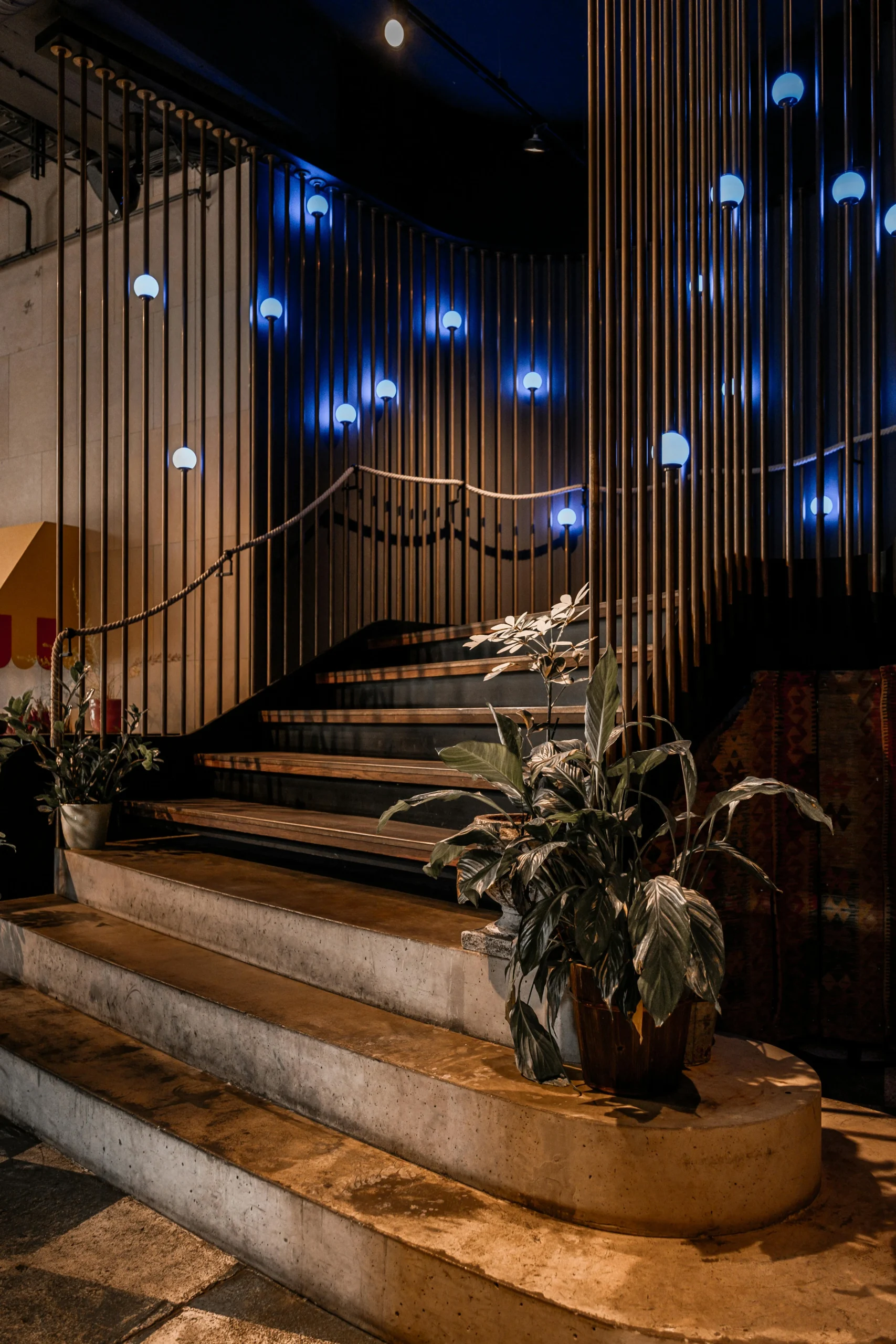 Escalera Escénica con Iluminación Azul y Barras Metálicas