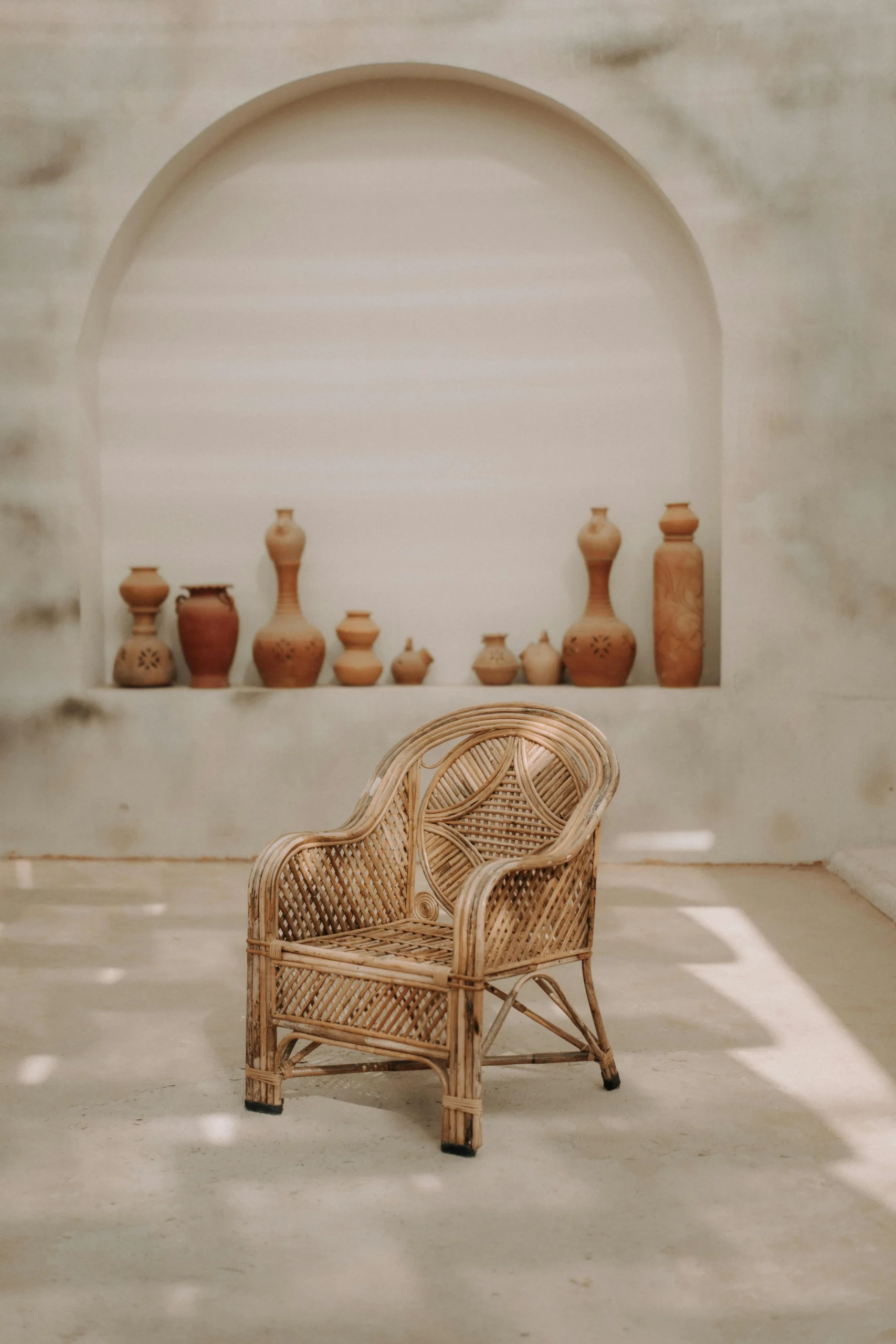 "Santa Cruz 71" — Sevilla Rincón Mediterráneo con Sillón de Ratán y Cerámica Artesanal