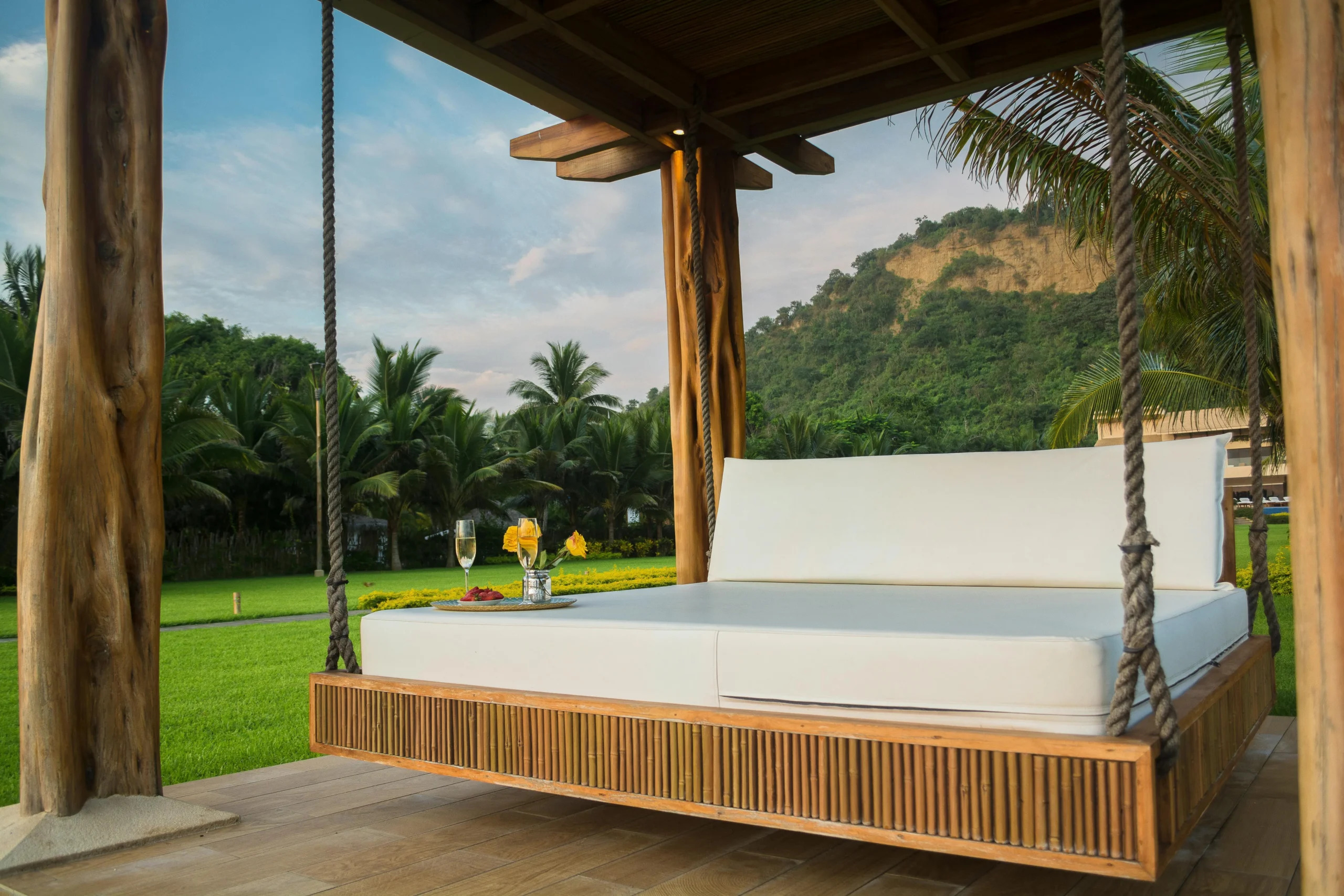 Pérgola con Daybed Colgante en Madera Natural — Oasis Exterior Mediterráneo