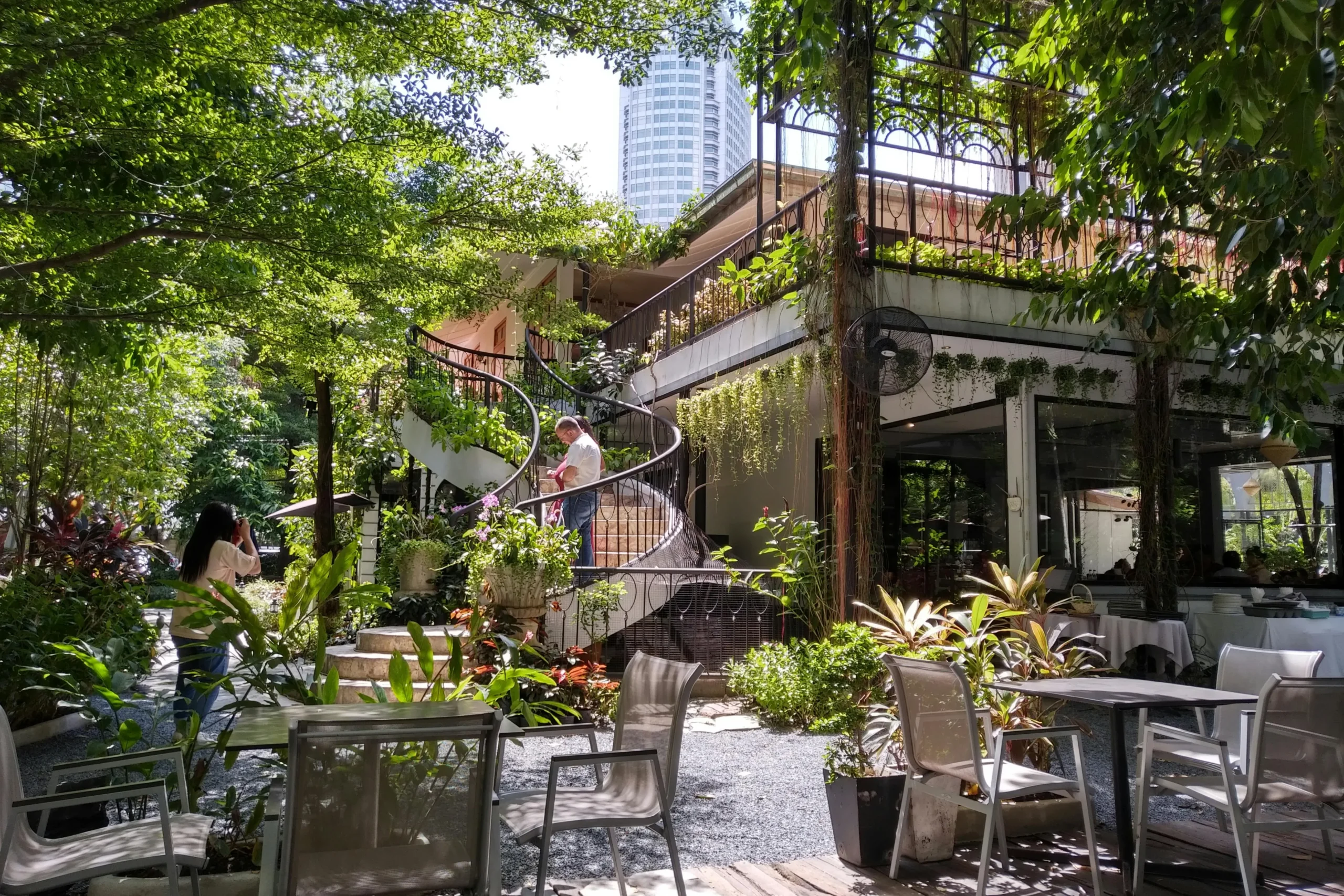 Cafetería Jardín con Escalera Helicoidal — Terraza Botánica
