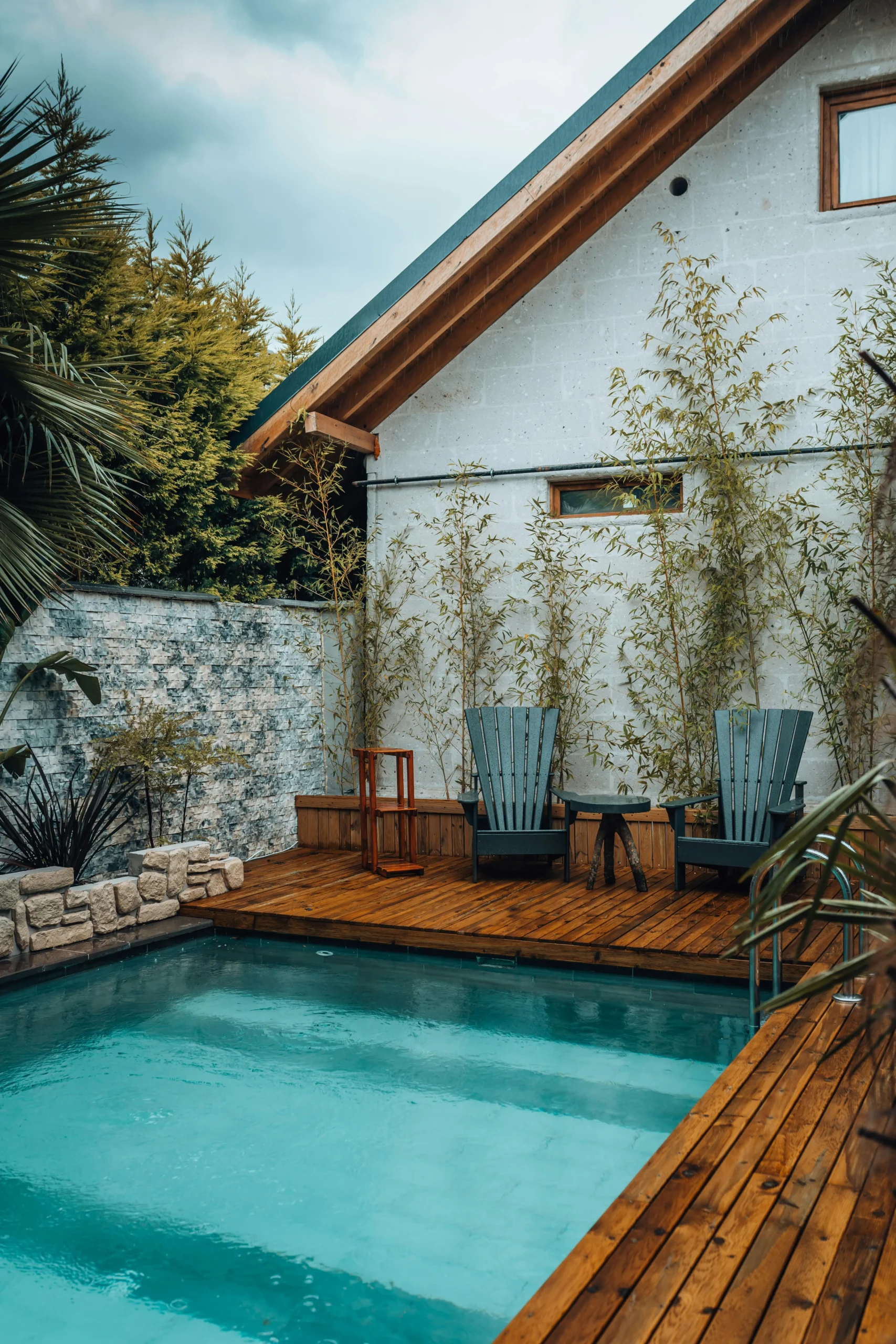 Terraza Privada con Piscina y Tarima de Madera