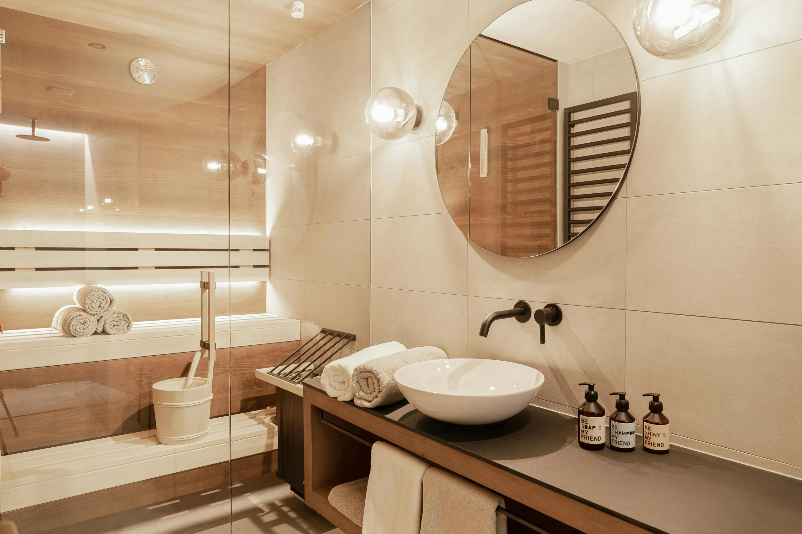 Baño Minimalista con Sauna y Lavabo de Apoyo