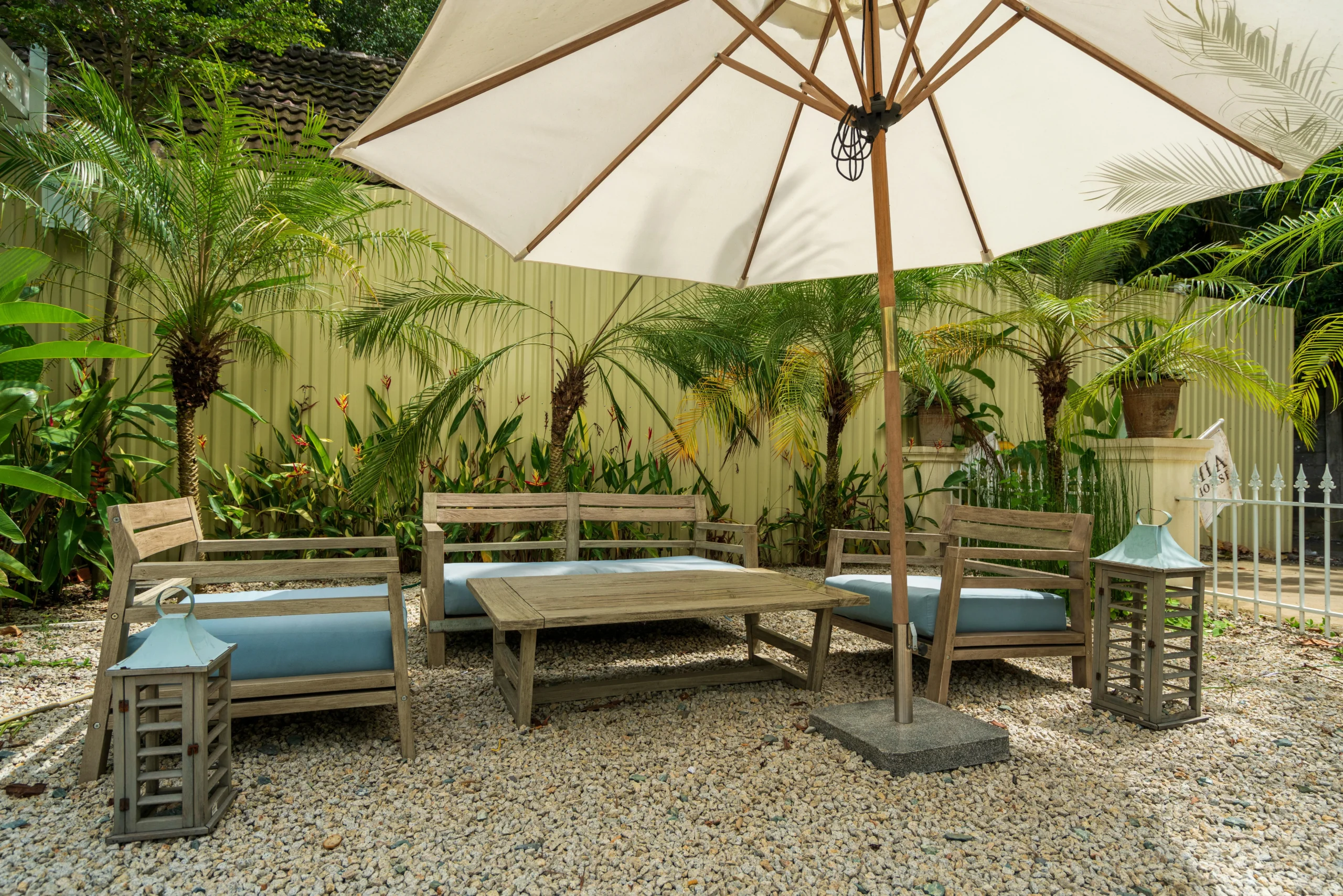 Terraza Tropical con Mobiliario Exterior en Madera Natural