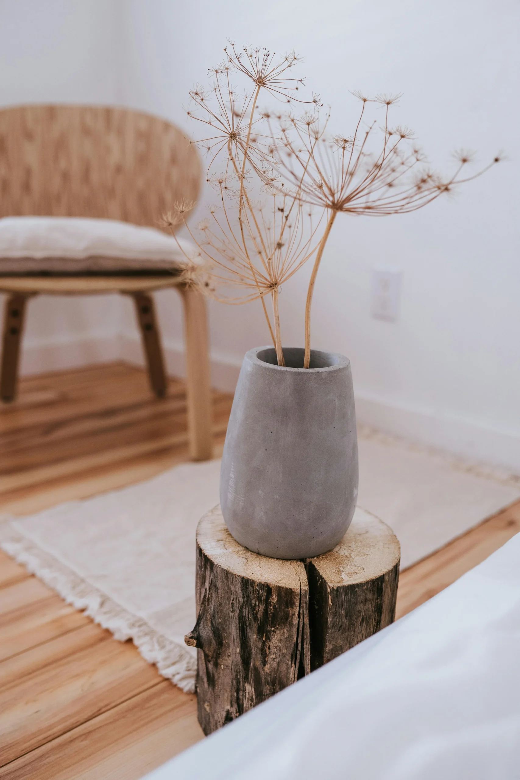 Rincón Minimalista con Jarrón de Cemento y Madera Natural