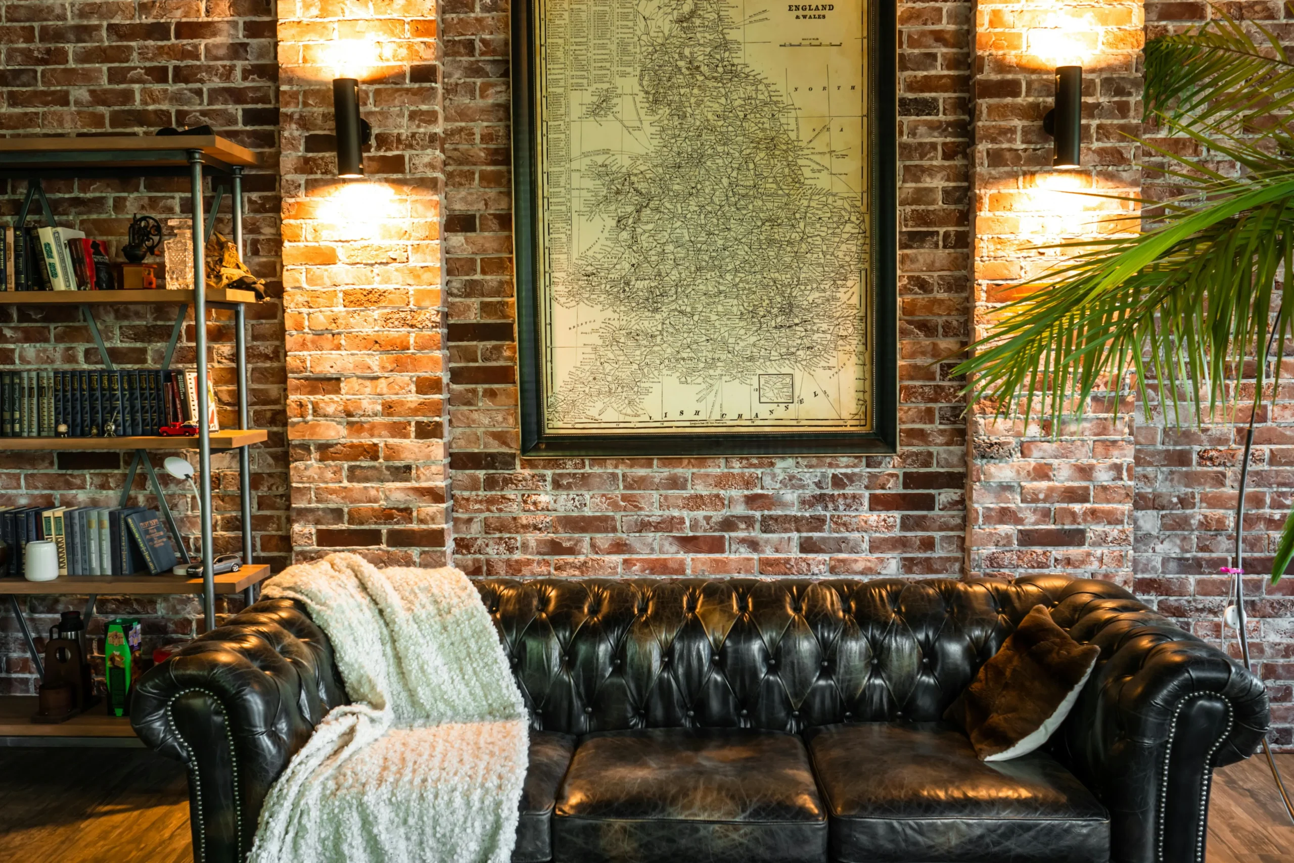 Sala de Estilo Industrial con Sofá Chester y Pared de Ladrillo Visto