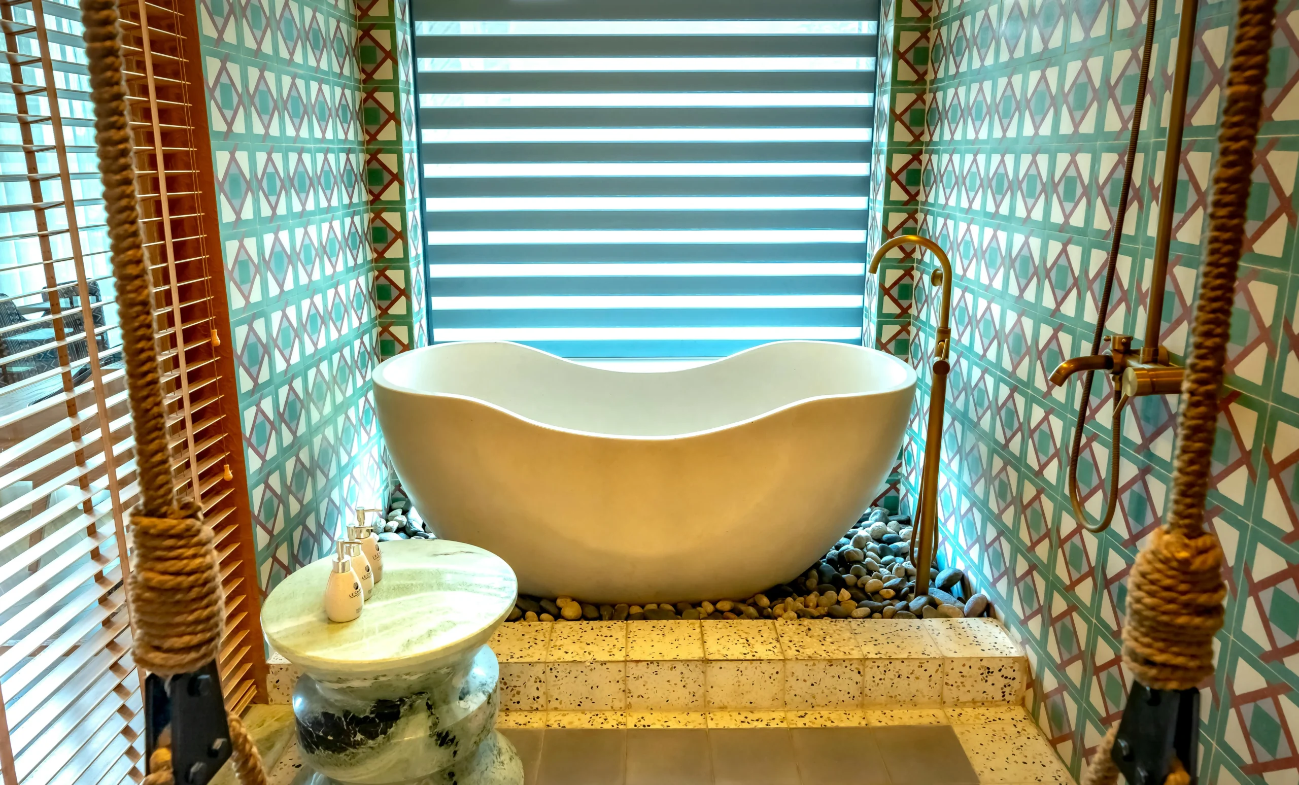 Baño con Bañera Esculpida y Azulejos Geométricos
