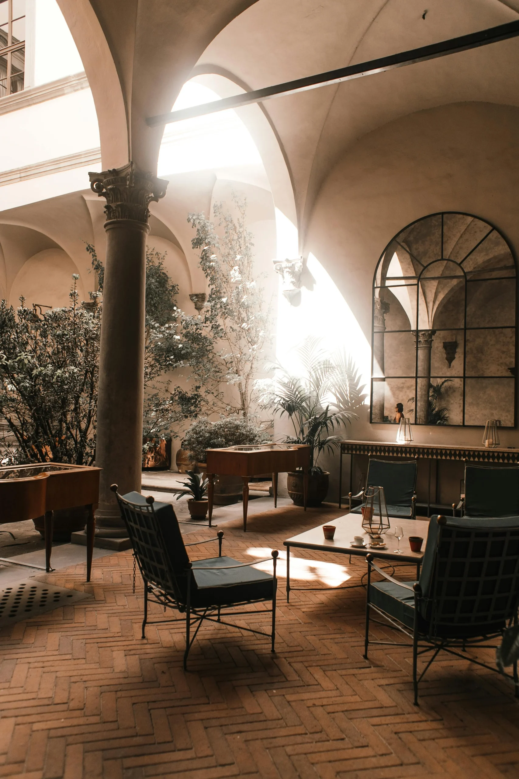 Patio Interior con Ladrillo Rústico y Luz Cenital