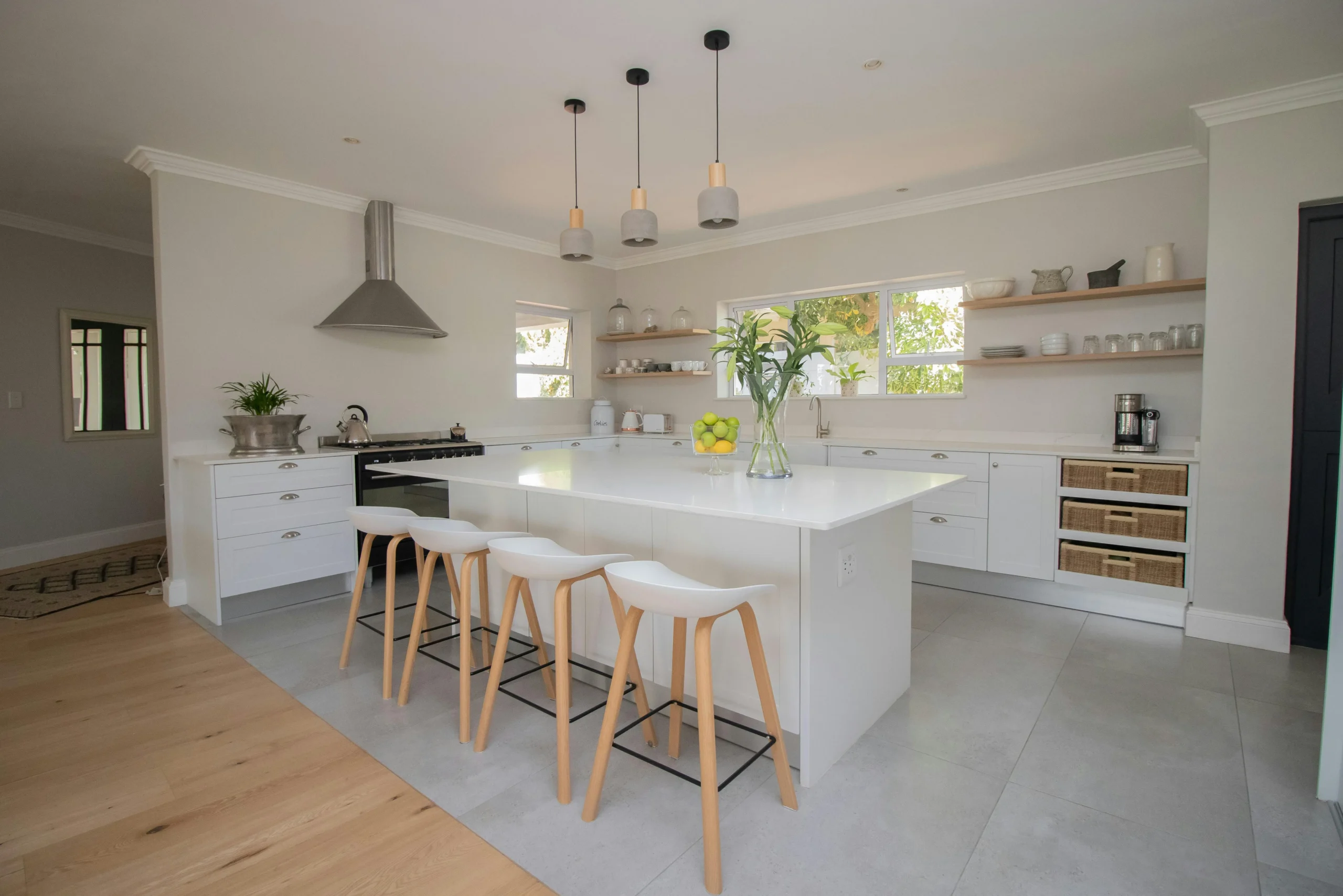 Cocina Minimalista con Isla y Detalles en Madera Clara