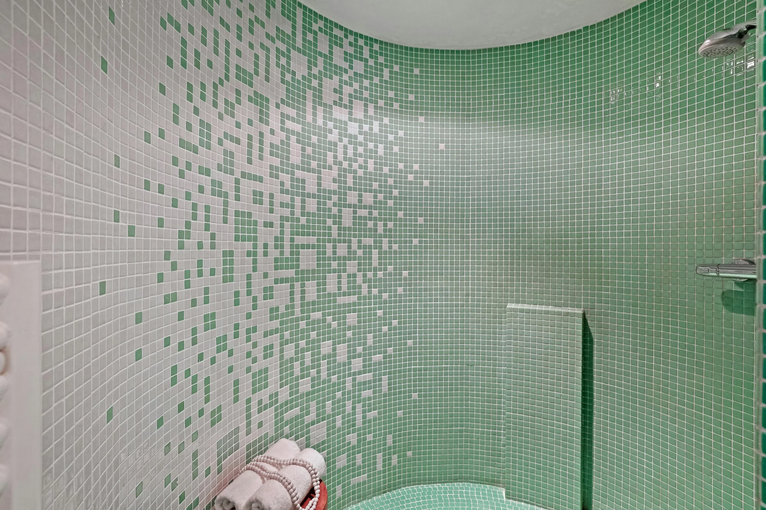 "Loft In Light" — Valencia Ducha con Azulejos Verdes y Diseño Curvo Contemporáneo
