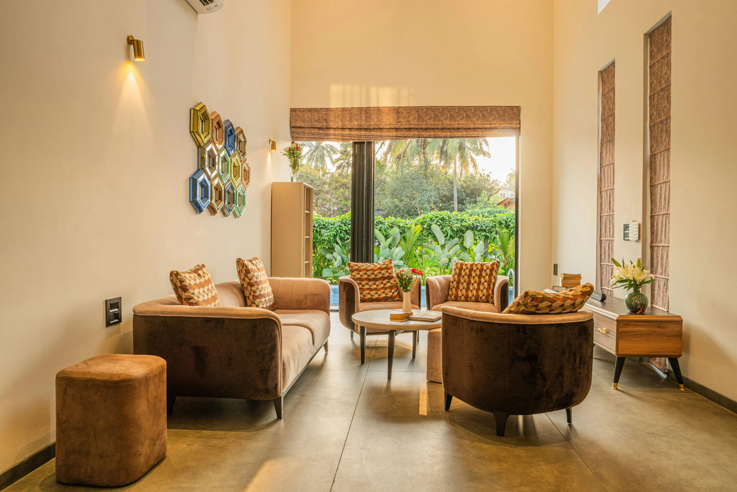 Sala Social con Mobiliario en Terciopelo Marrón y Vista a Jardín Tropical