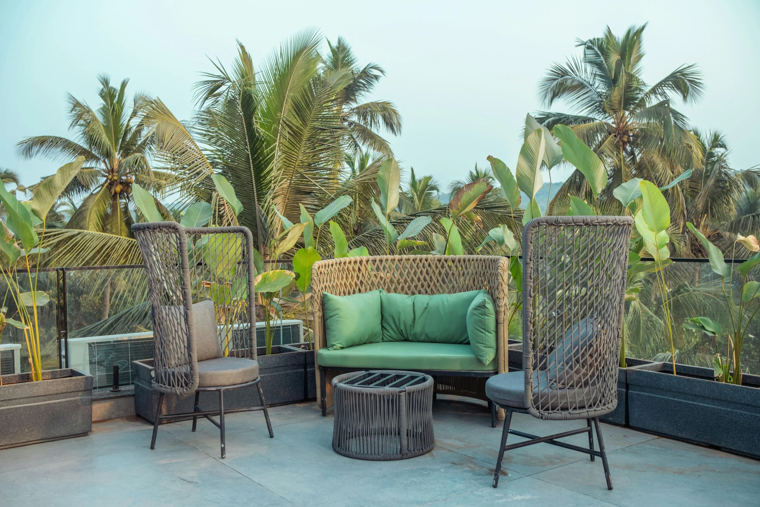 Terraza Lounge con Mobiliario Tejido y Cojines Verdes