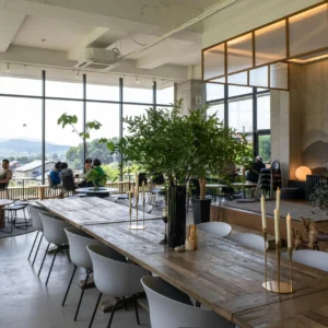 Dikigai LookBook_IMG463 Cafetería Contemporánea con Mobiliario Natural y Luz Panorámica