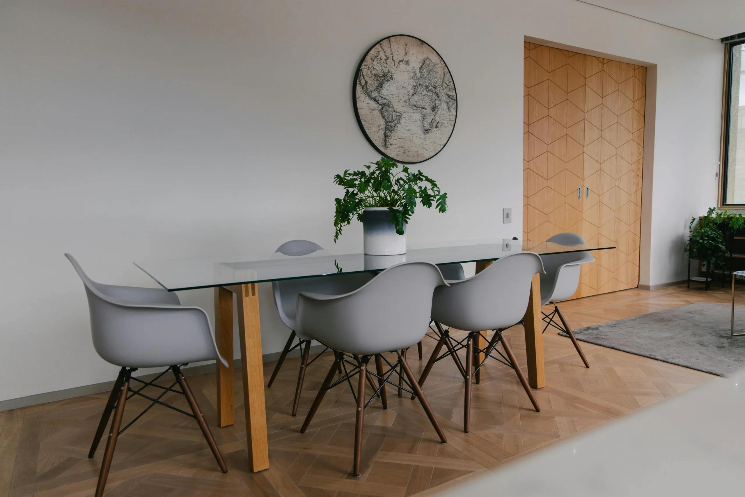 Comedor Moderno con Mesa de Vidrio y Acabados en Madera Clara